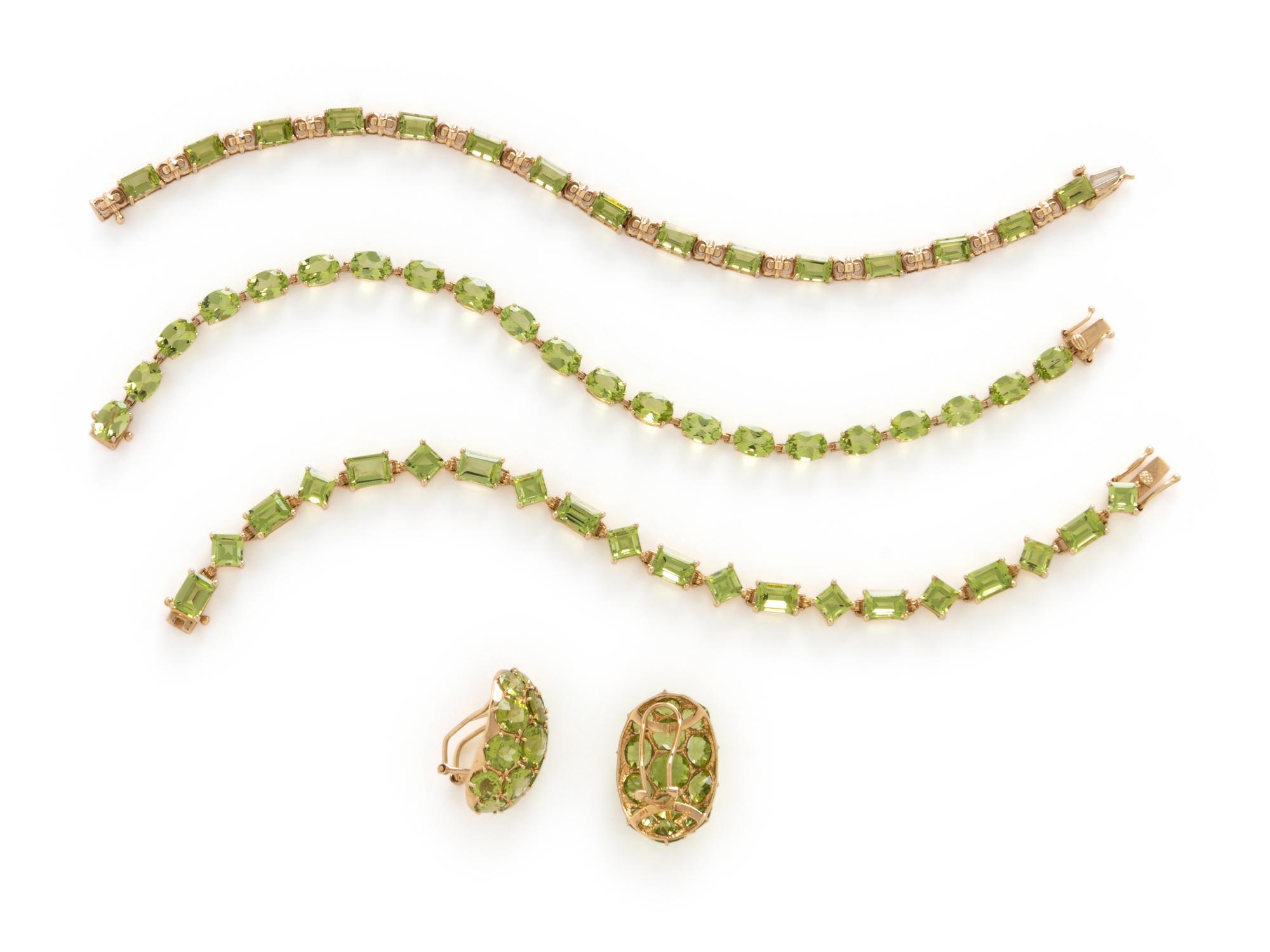 A COLLECTION OF YELLOW GOLD AND PERIDOT JEWELRY