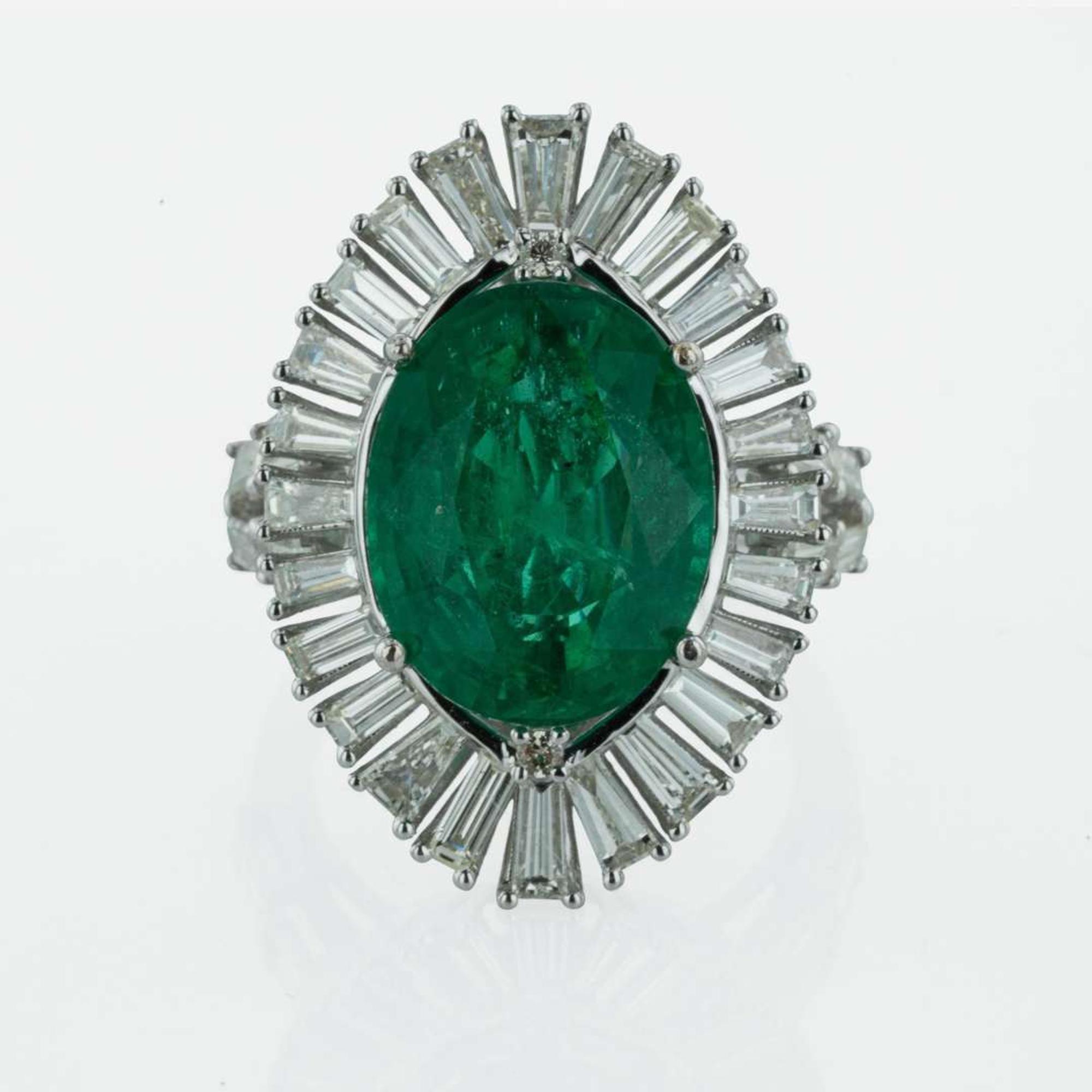 An 18K White Gold, Emerald, and Diamond Ring