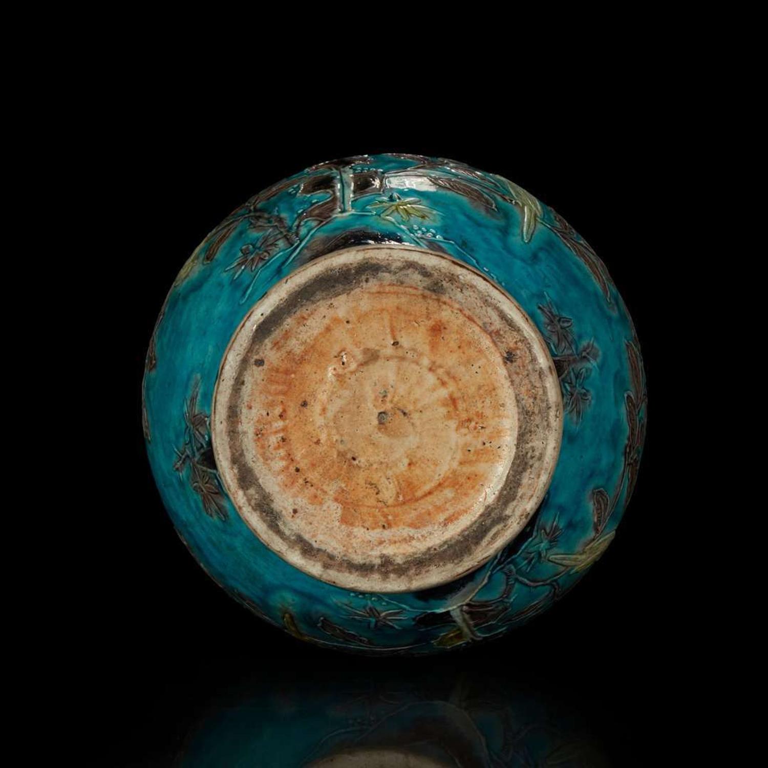 A Chinese modeled and enameled "Fahua"-type turquoise-ground porcelain jar 法华彩盖罐 Ming dynasty ?