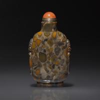 A Chinese Puddingstone Snuff Bottle, Qing Dynasty, Circa 1750-1860 — 1750–1860年 抱子石鋪首啣環耳鼻煙壺