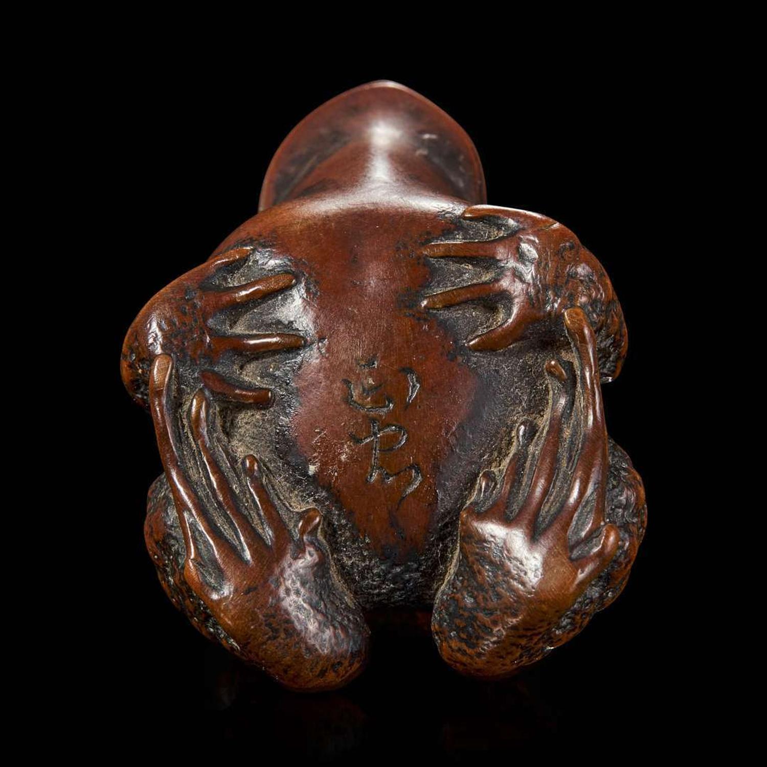 A carved wood "Toads" netsuke and carved walnut netsuke 日本核桃蟾蜍与根付两件 Edo/Meiji period ?????