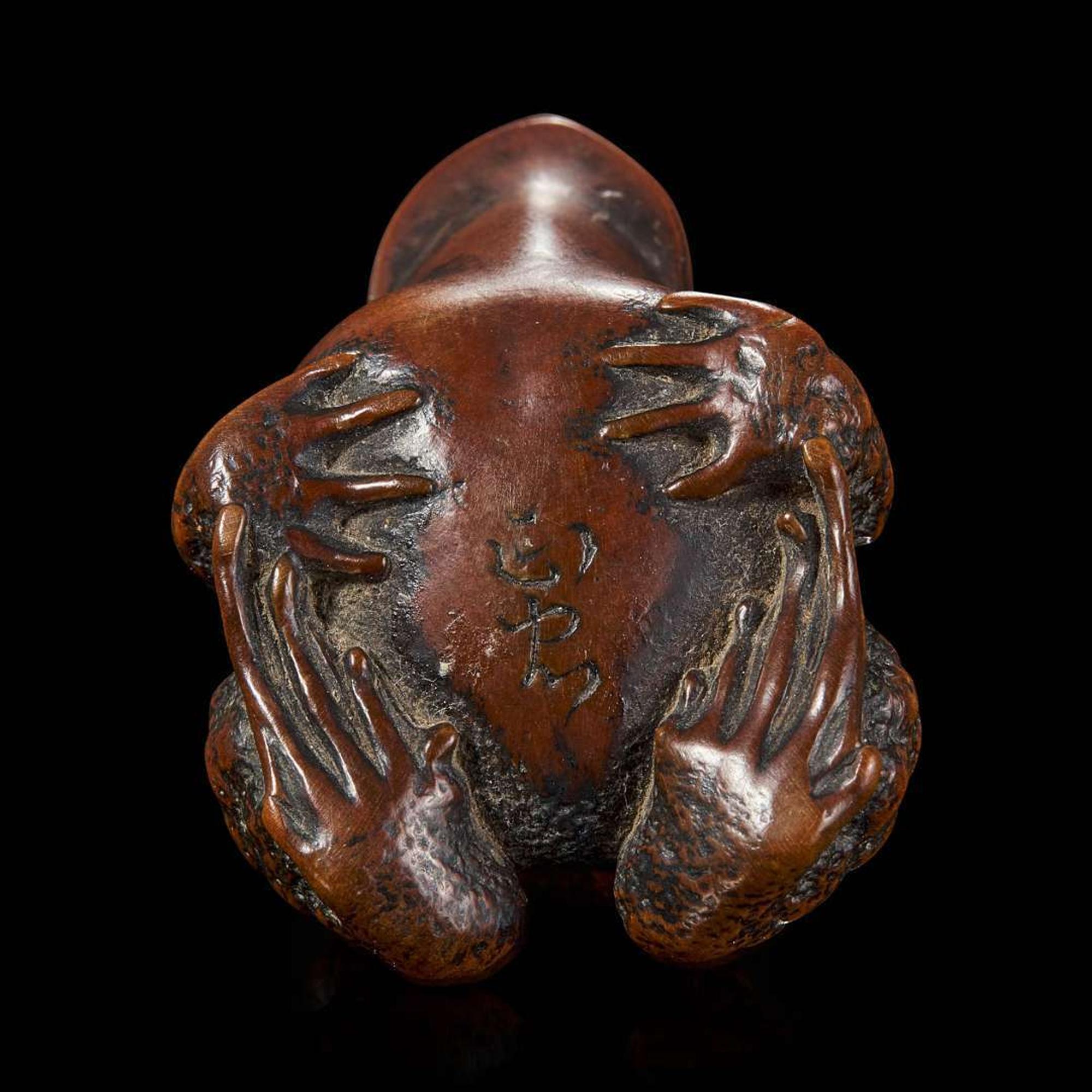 A carved wood "Toads" netsuke and carved walnut netsuke 日本核桃蟾蜍与根付两件 Edo/Meiji period ?????