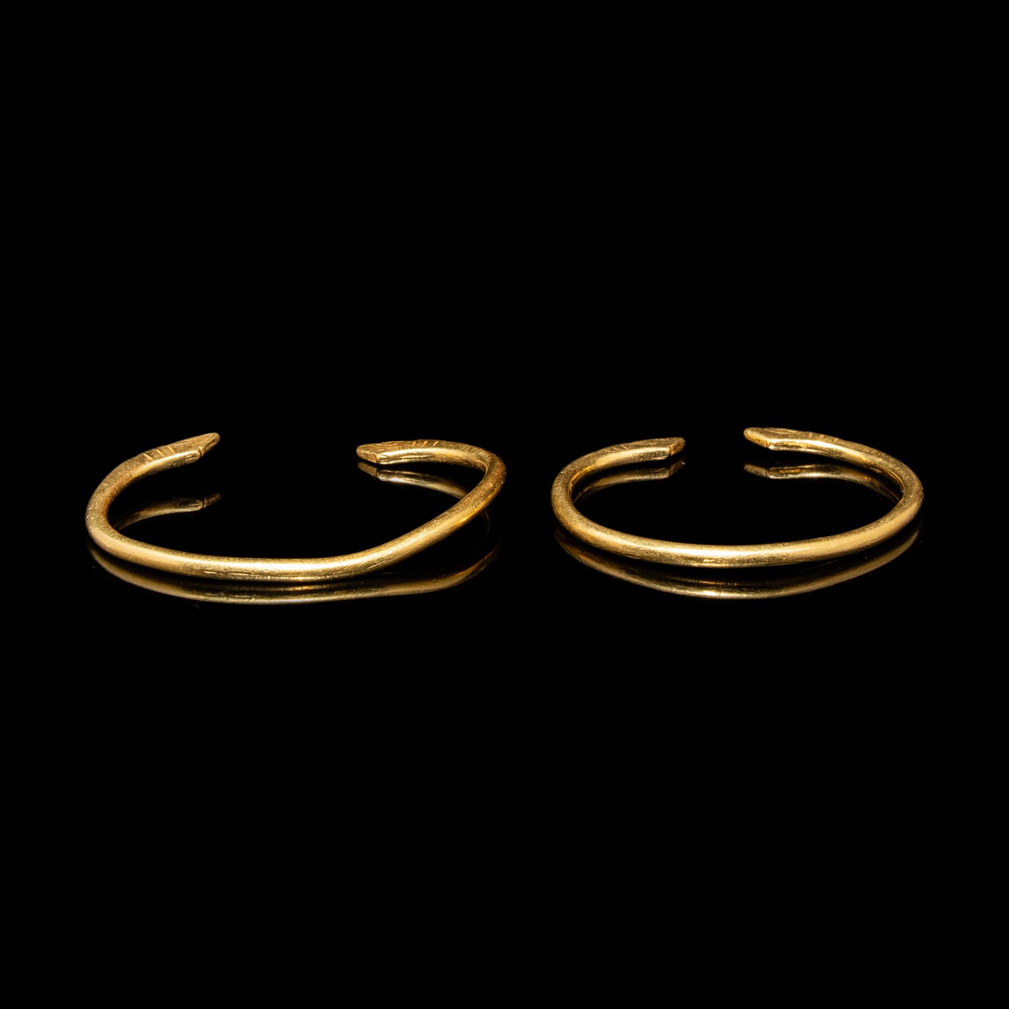 A Pair of Chinese Gold Dragon-Form Bracelets, Qianzhuo, Liao Dynasty 遼 雙龍紋金鉗鐲一對