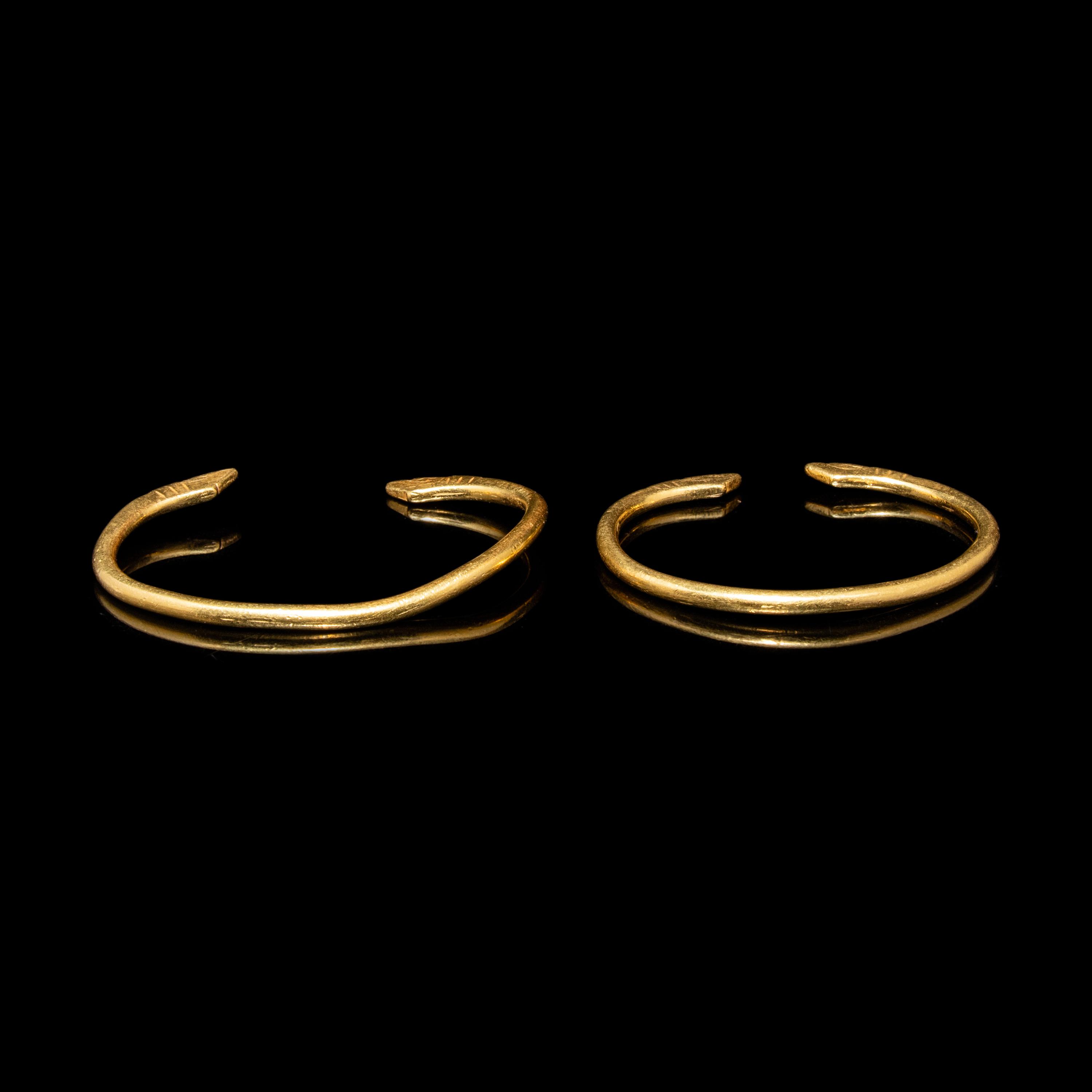 A Pair of Chinese Gold Dragon-Form Bracelets, Qianzhuo, Liao Dynasty 遼 雙龍紋金鉗鐲一對