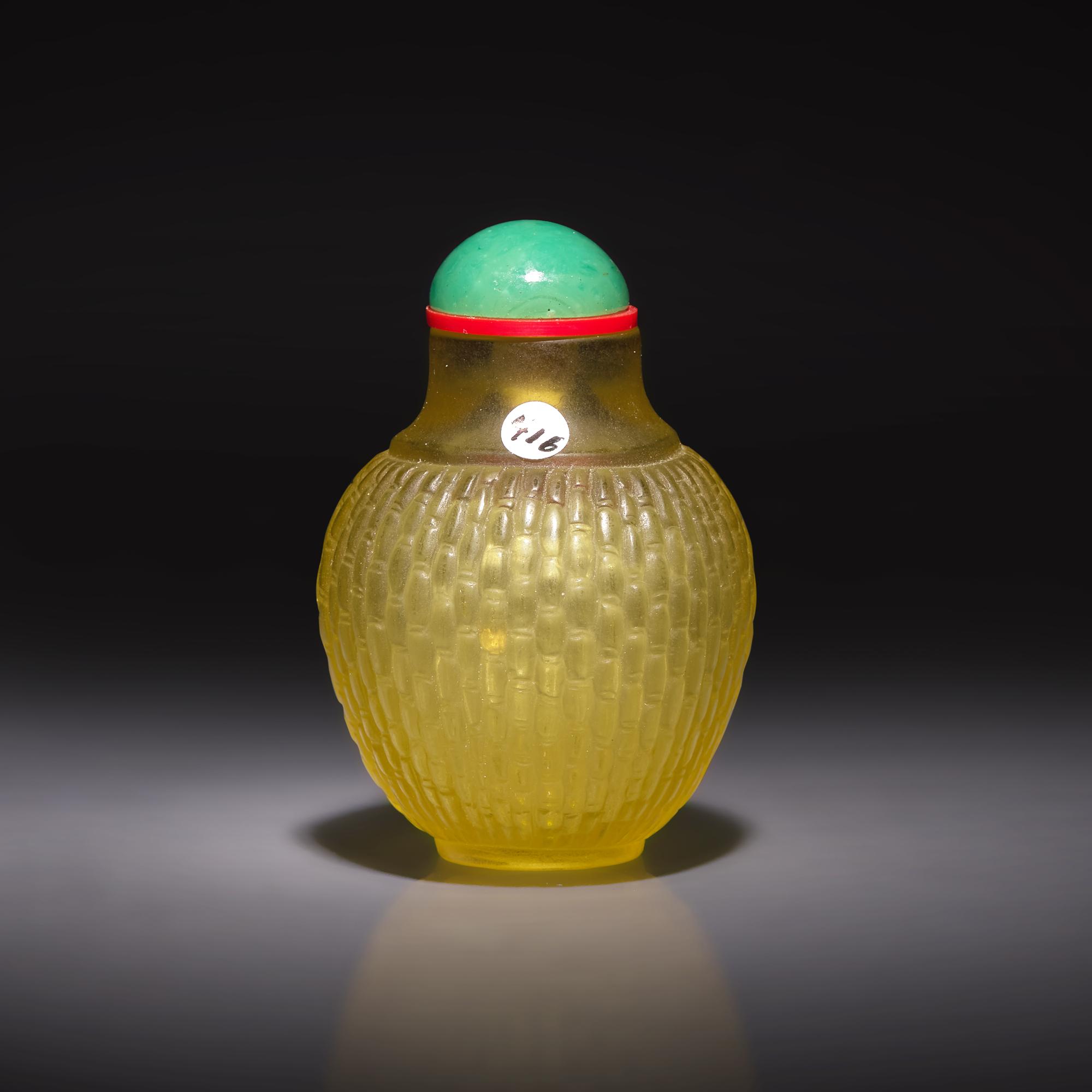 A Chinese Pale Yellow Glass "Basketweave" Snuff Bottle, Qianlong Mark — 乾隆款 黃料簸籮紋鼻烟壺