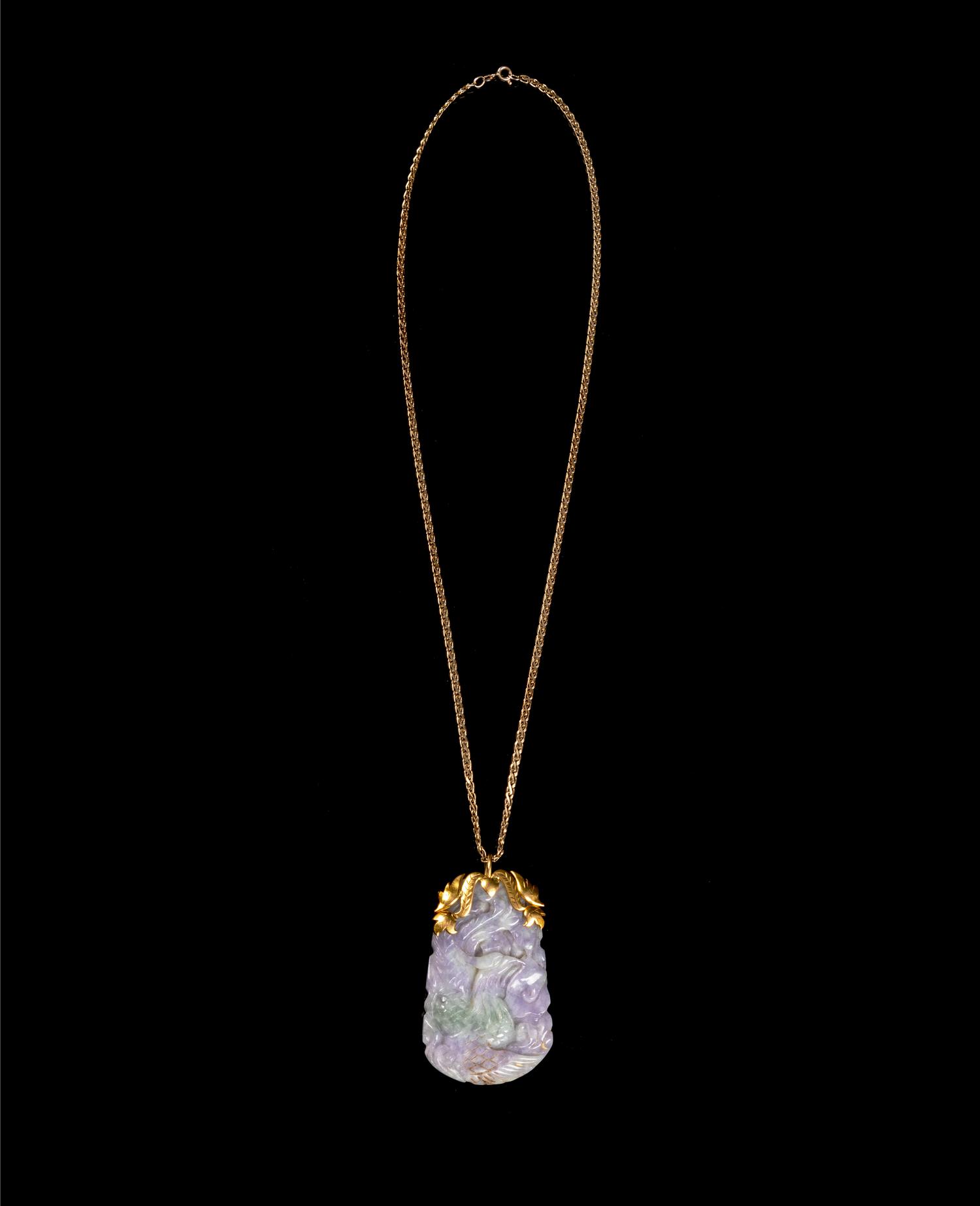 A Chinese Jadeite and Yellow Gold Necklace
