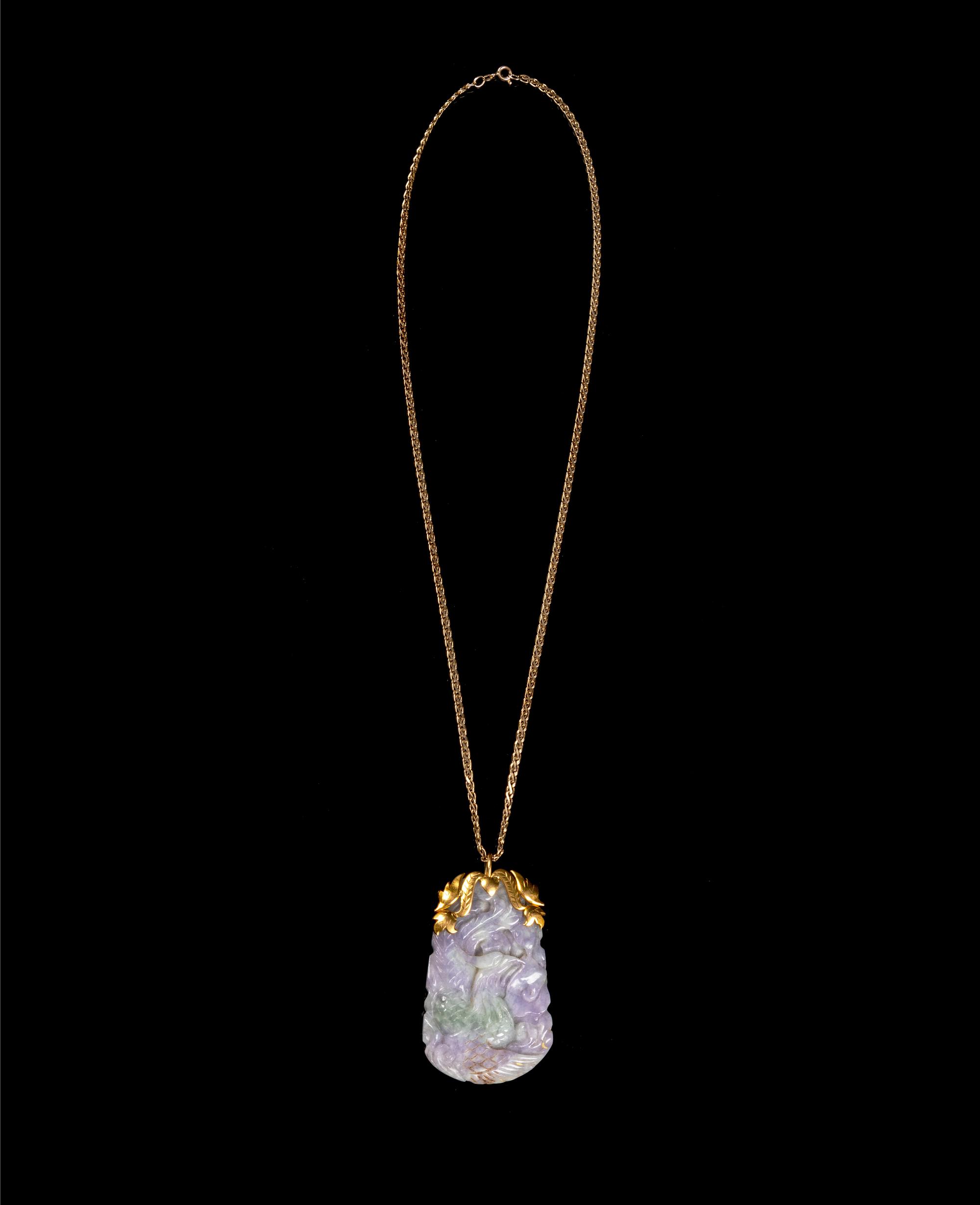 A Chinese Jadeite and Yellow Gold Necklace