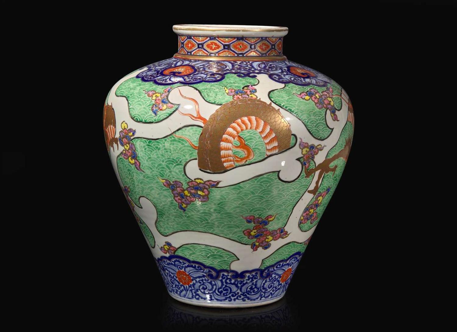 A large Japanese enameled porcelain "Dragon" vase, Meiji period 日本龍紋大罐 明治