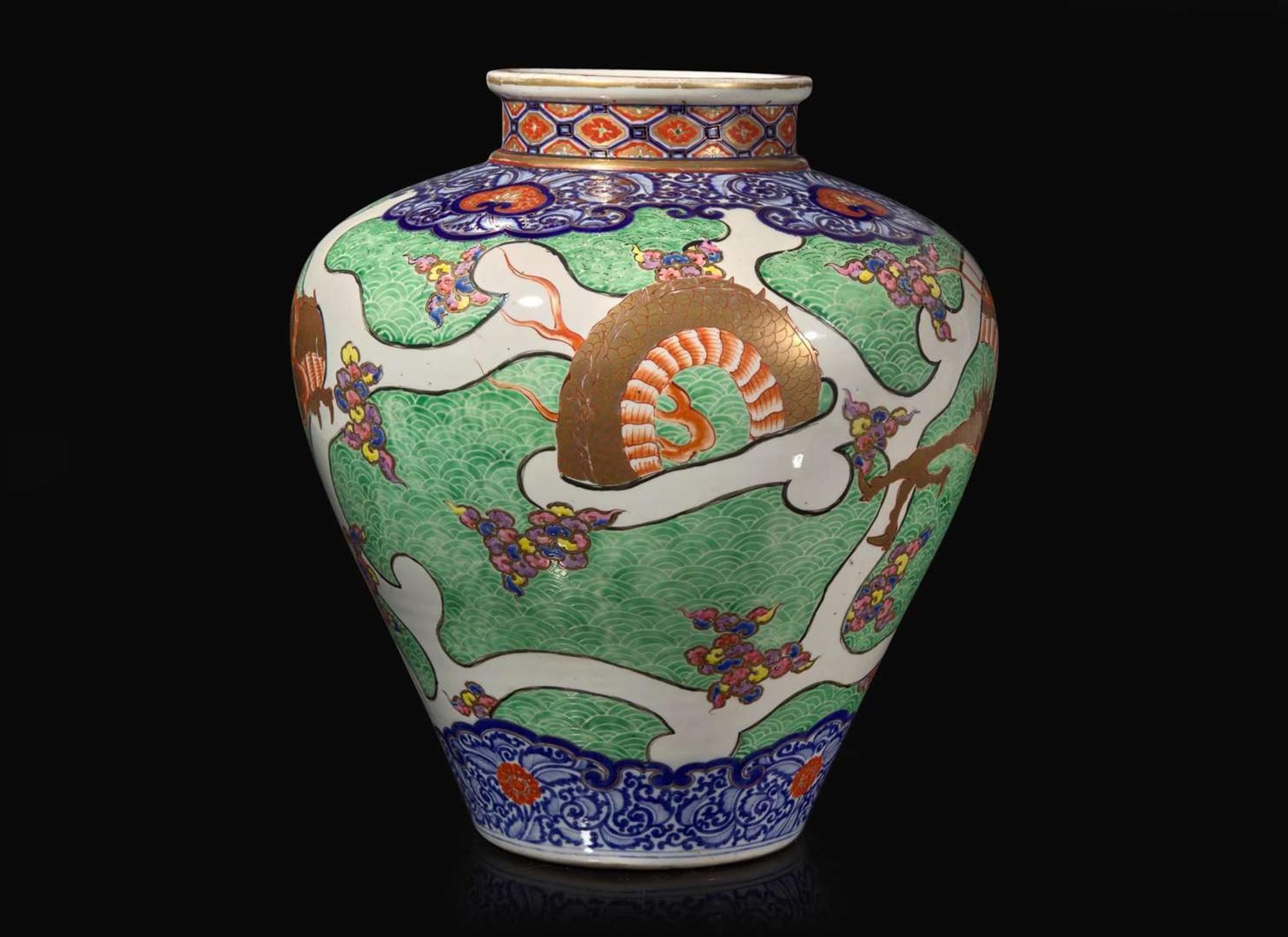 A large Japanese enameled porcelain "Dragon" vase, Meiji period 日本龍紋大罐 明治