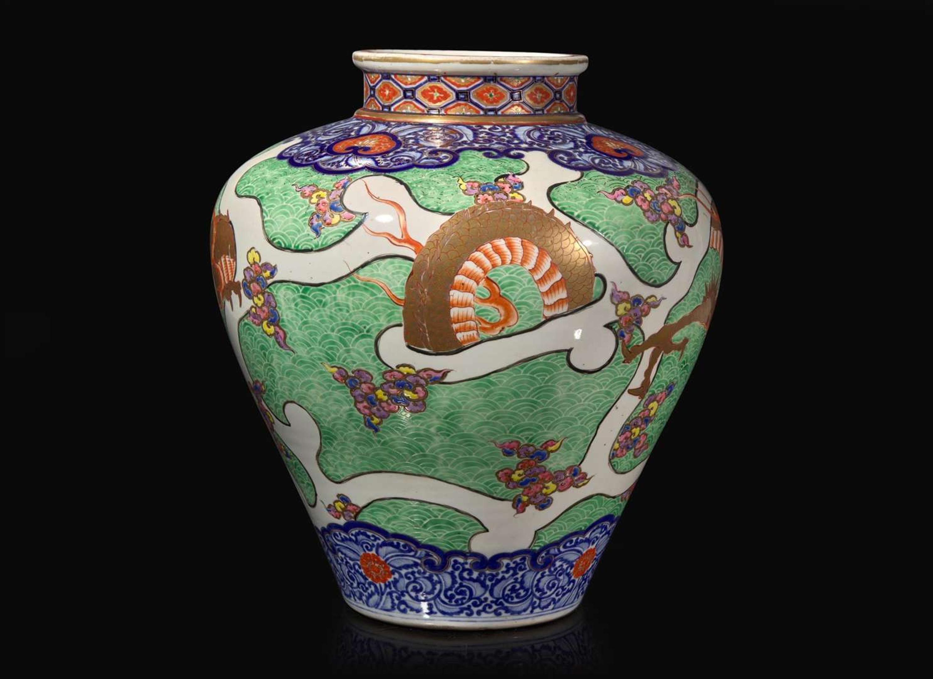 A large Japanese enameled porcelain "Dragon" vase, Meiji period 日本龍紋大罐 明治