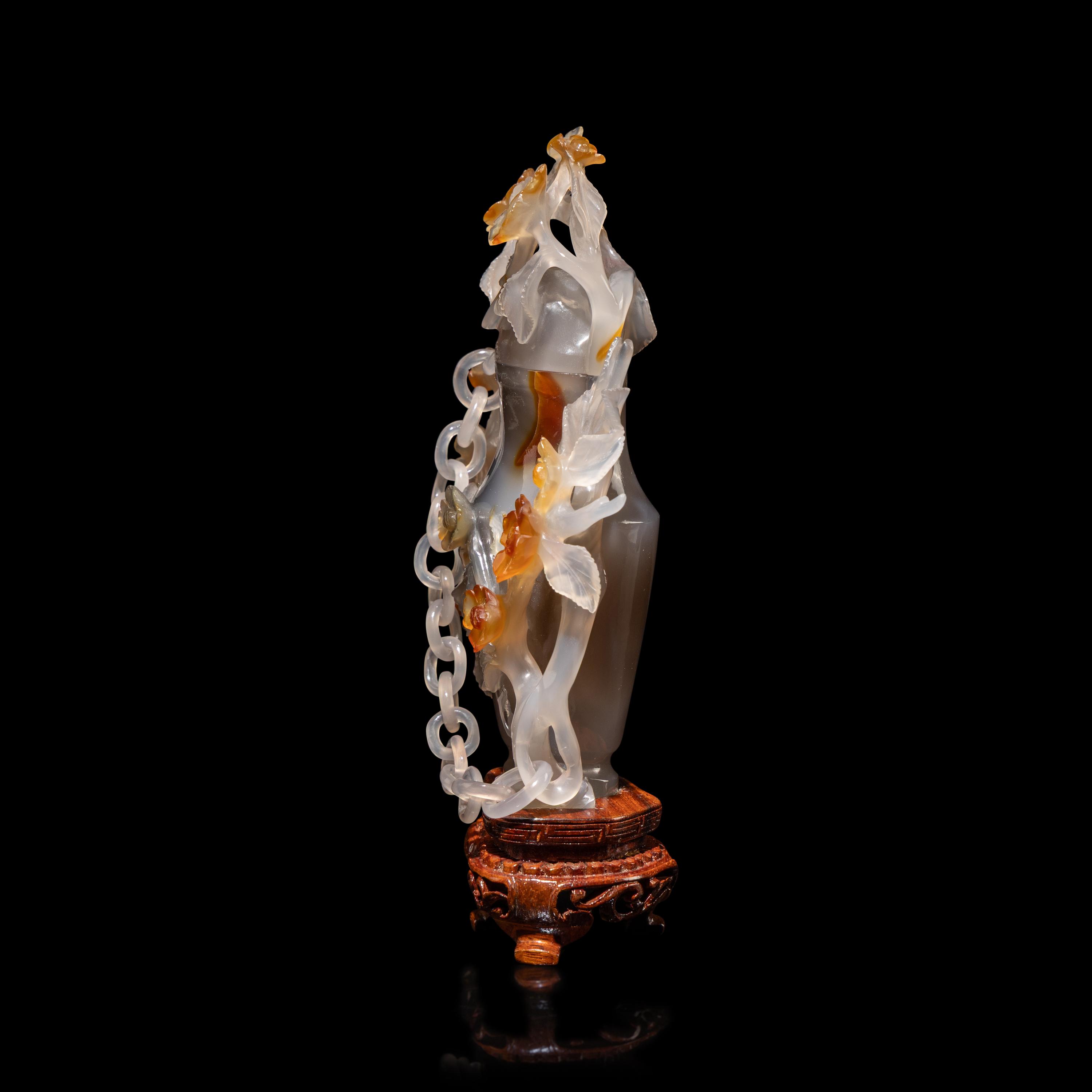 A Chinese Grey and Russet Agate Bottle Vase and Cover, 20th Century — 近代 灰瑪瑙巧雕帶鏈賞瓶