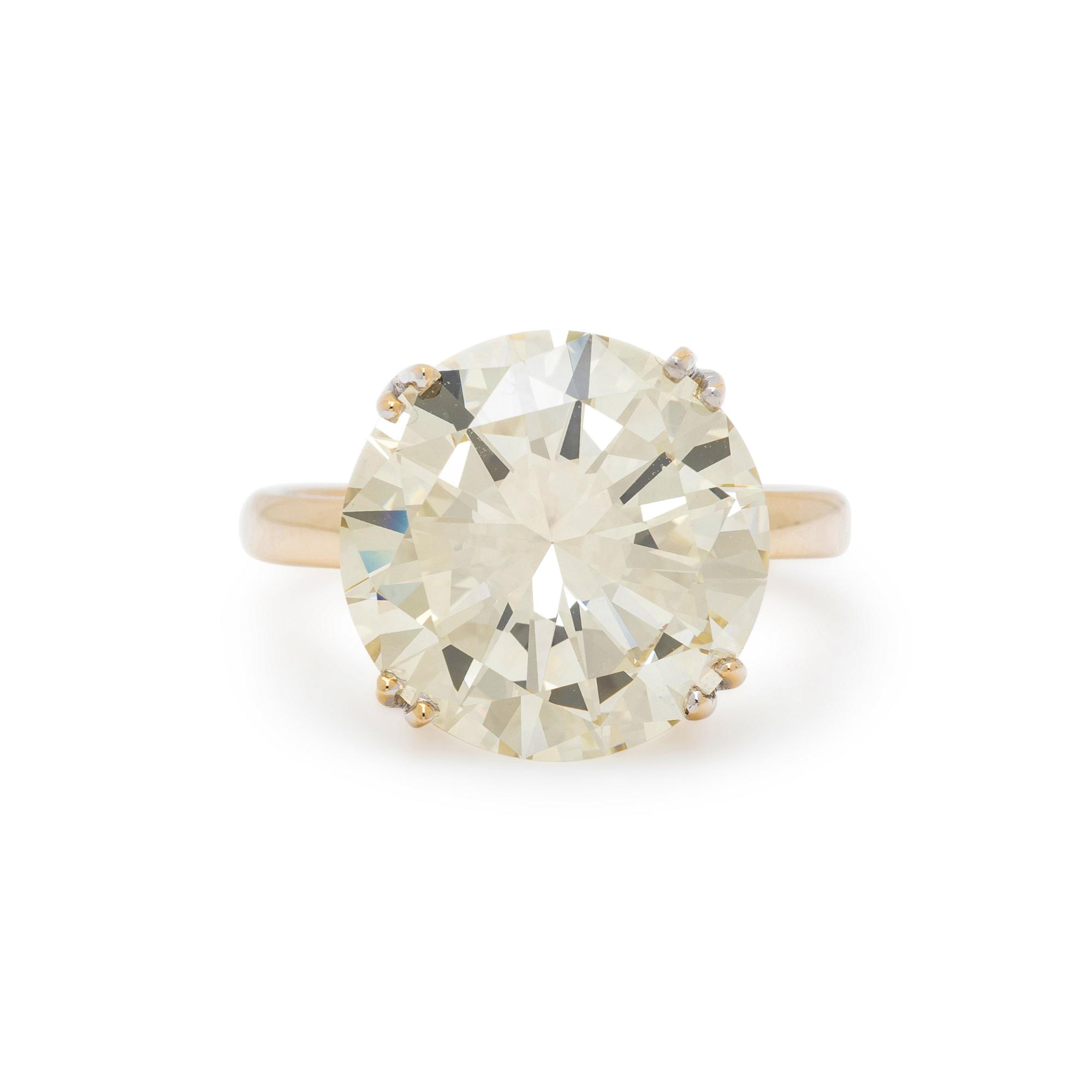 YELLOW GOLD AND DIAMOND RING