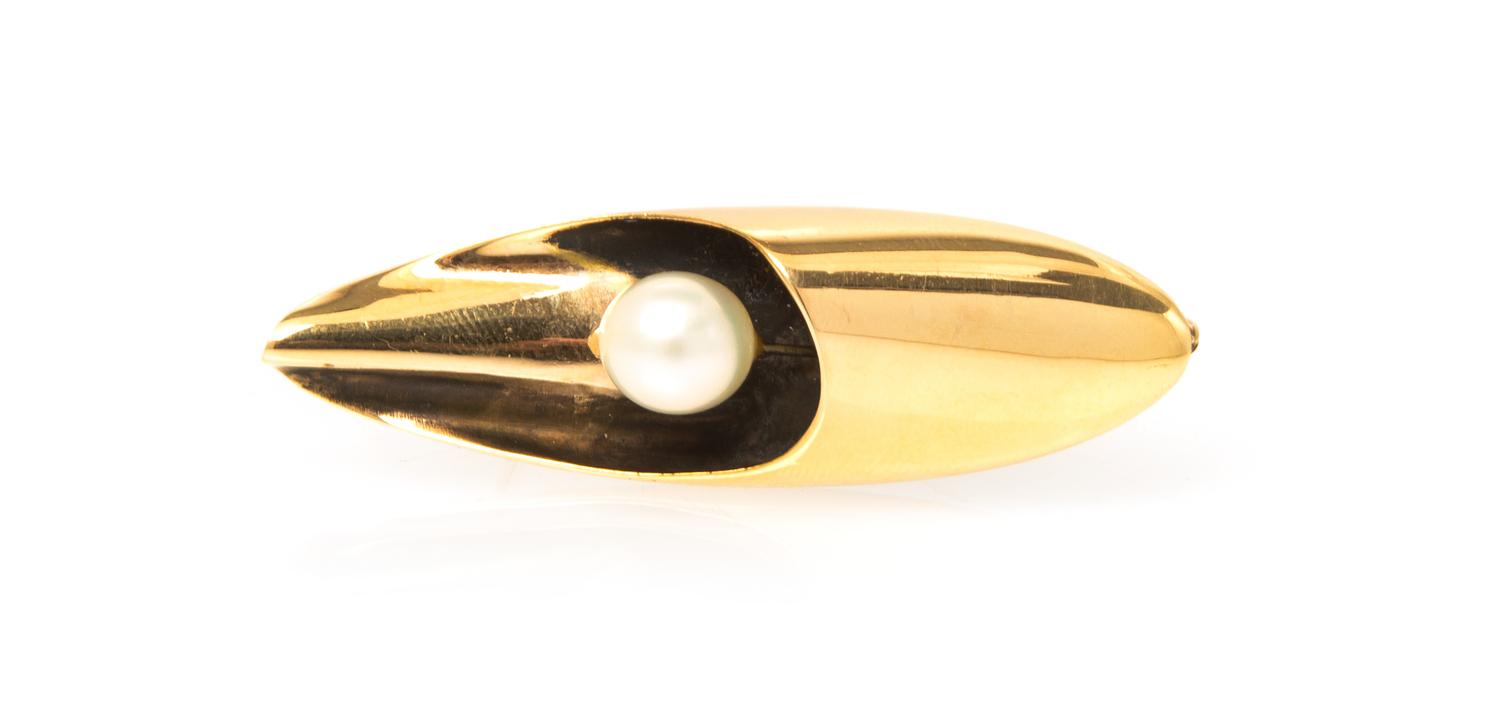 A 14 Karat Yellow Gold and Cultured Pearl Pendant/Brooch, 11.40 dwts.
