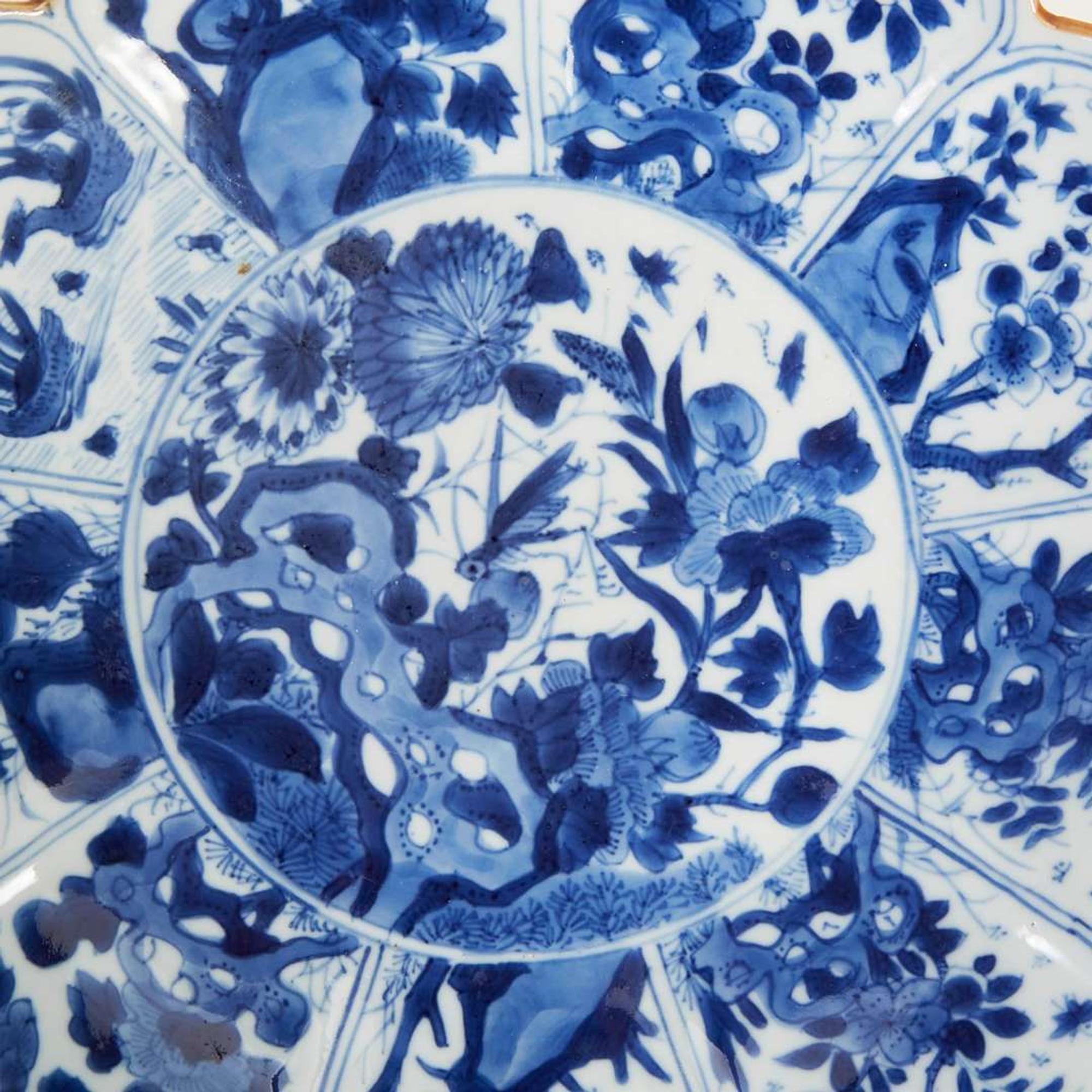 A group of three Chinese blue and white porcelain lotus-form dishes 莲瓣青花瓷一组三件 Kangxi period ? ??