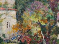 Verger en fleurs dans un village