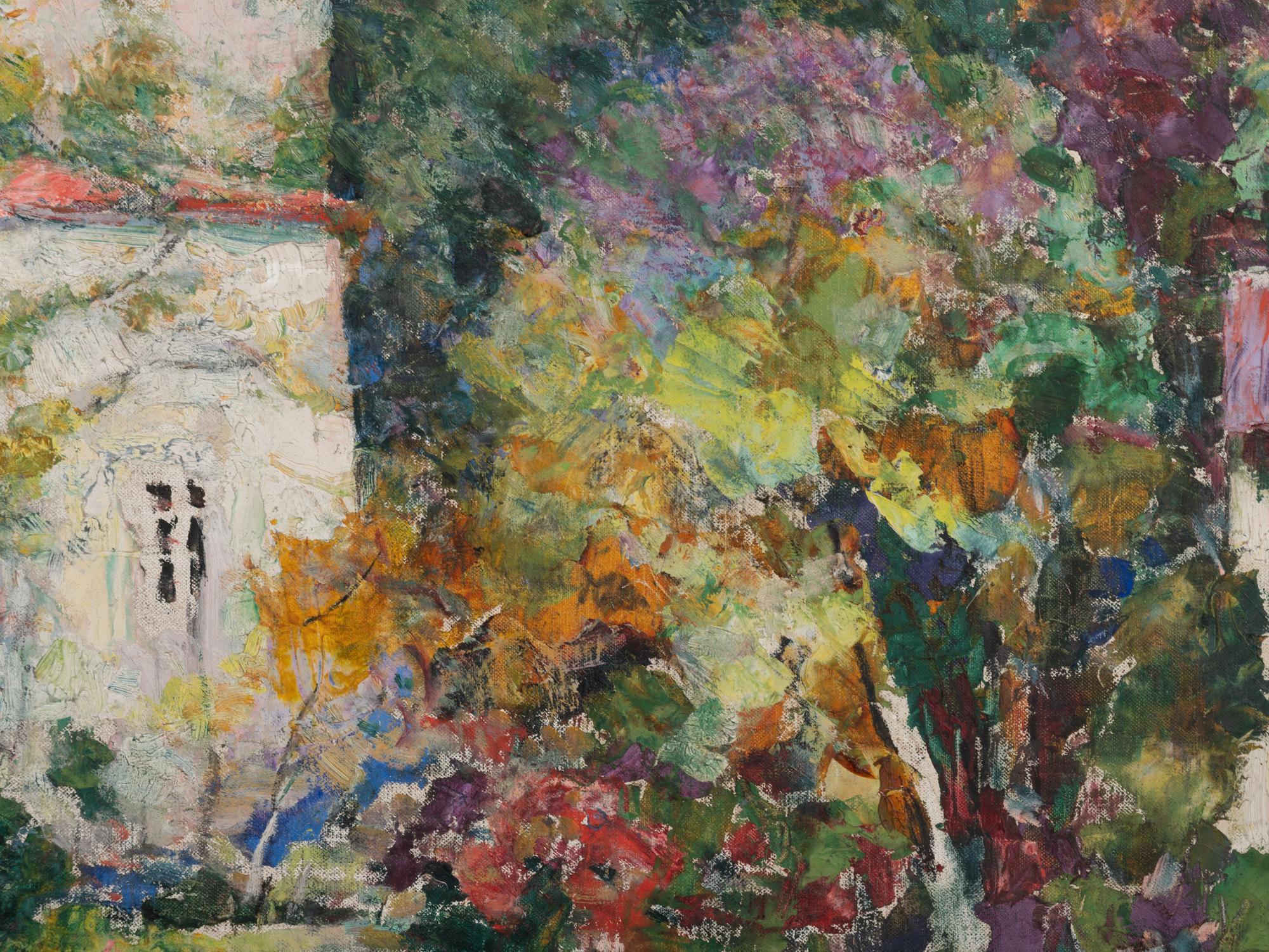 Verger en fleurs dans un village