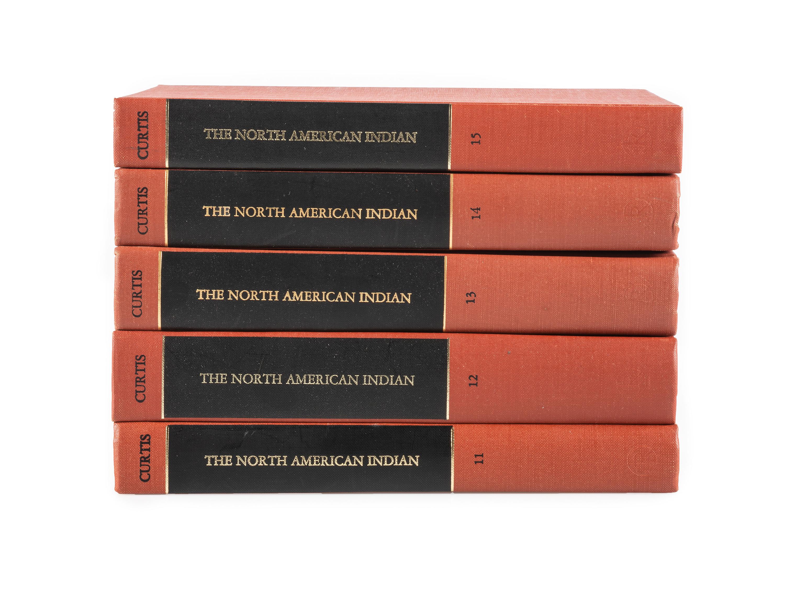 CURTIS, Edward (1868-1952). The North American Indian. New York, San Francisco, London: Johnson Reprint Corporation, 1976.