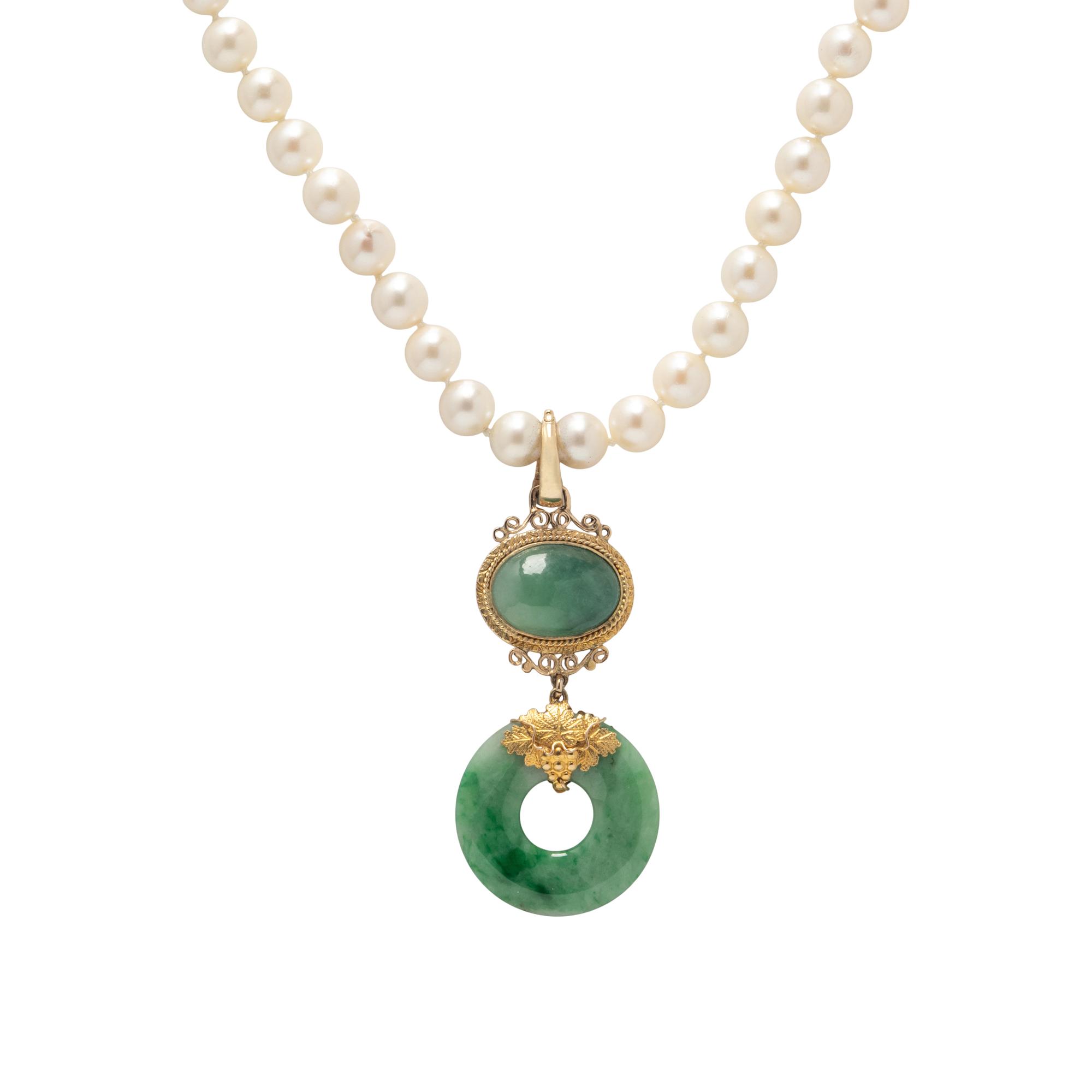 CULTURED PEARL NECKLACE WITH JADEITE PENDANT