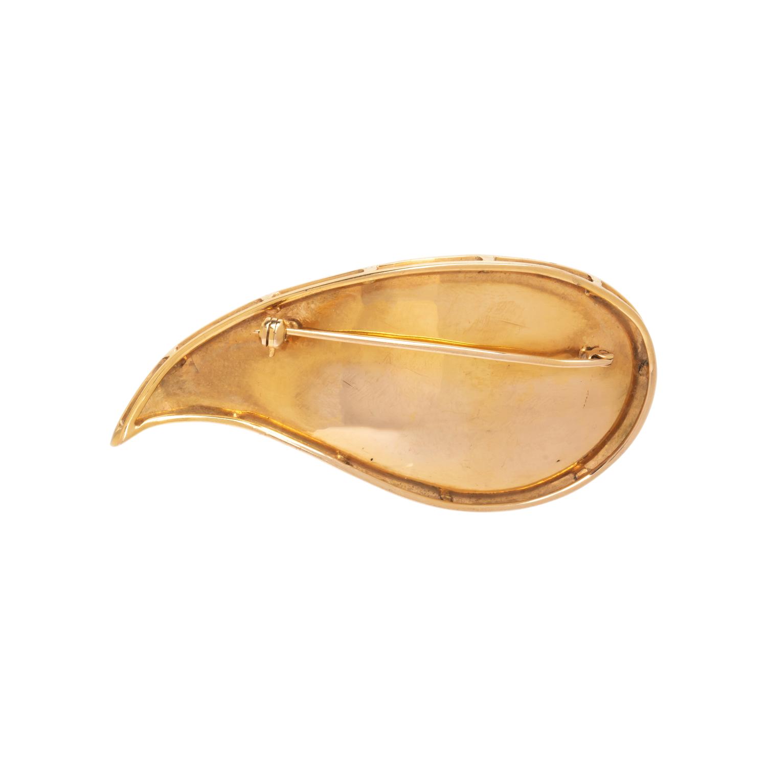 YELLOW GOLD AND CORAL BROOCH