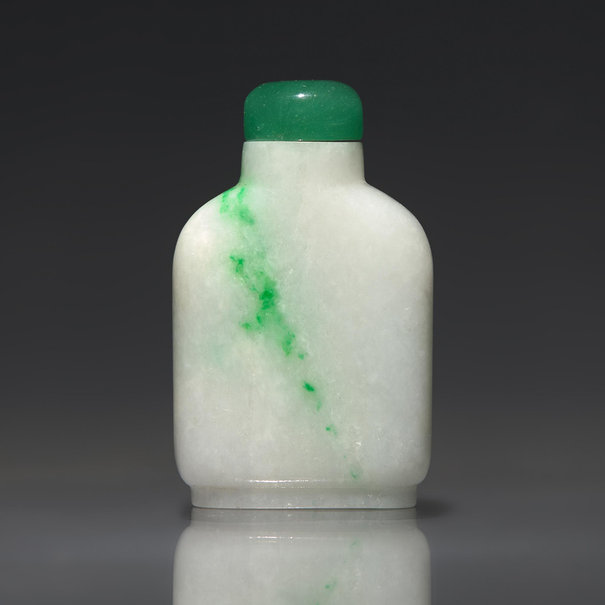 A Chinese Jadeite Snuff Bottle, Qing Dynasty, Circa 1770-1850 — 1770-1850年 翡翠素面鼻煙壺