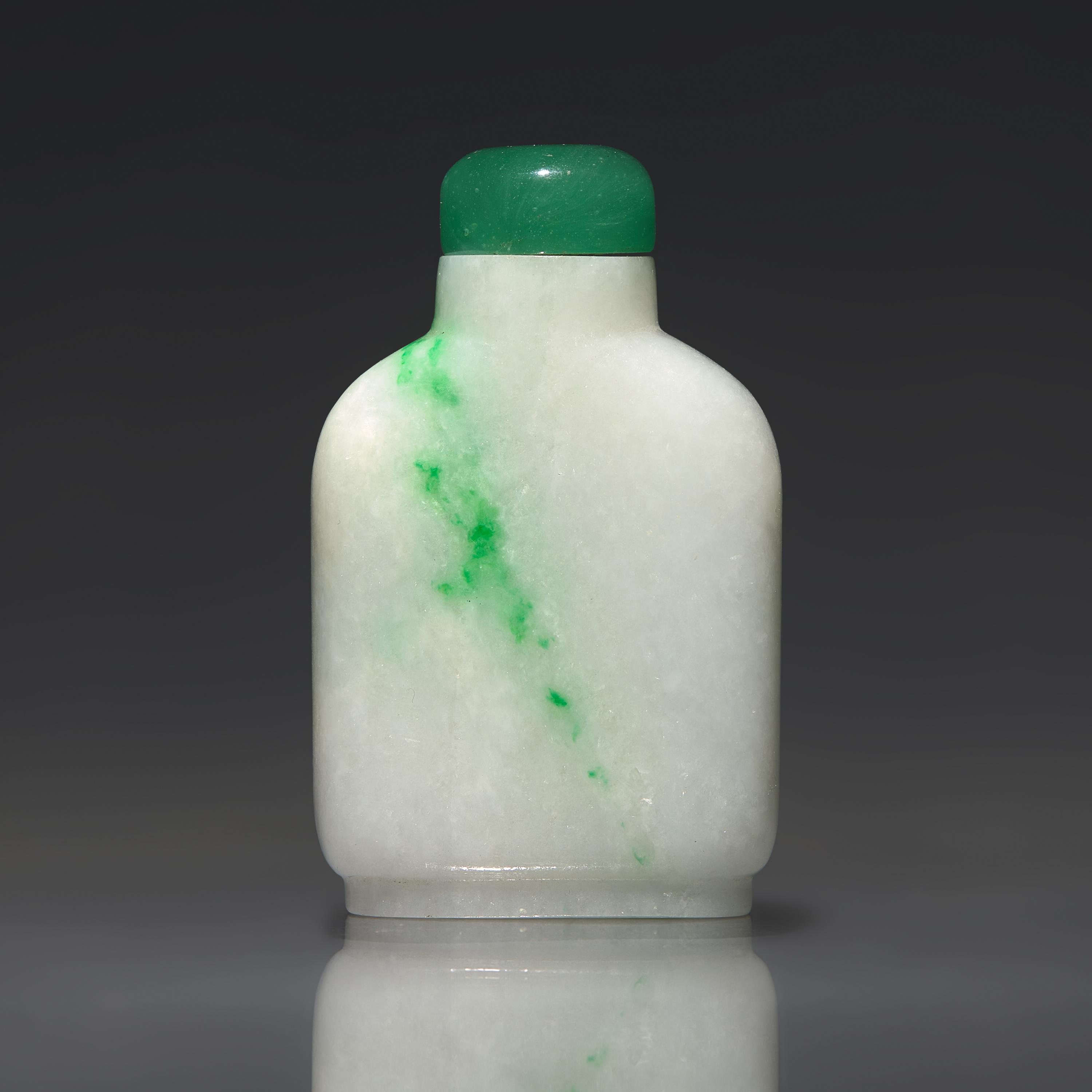 A Chinese Jadeite Snuff Bottle, Qing Dynasty, Circa 1770-1850 — 1770-1850年 翡翠素面鼻煙壺