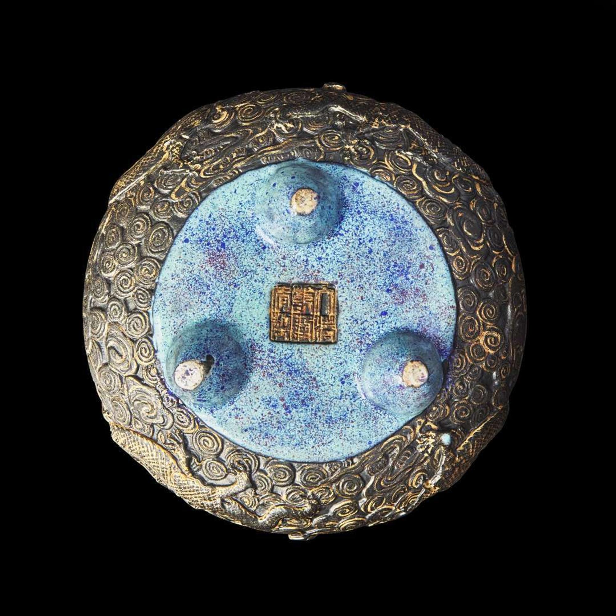 An unusual Chinese faux bronze modeled porcelain censer with later cover 仿銅瓷香爐 後配蓋 Qianlong mark ???
