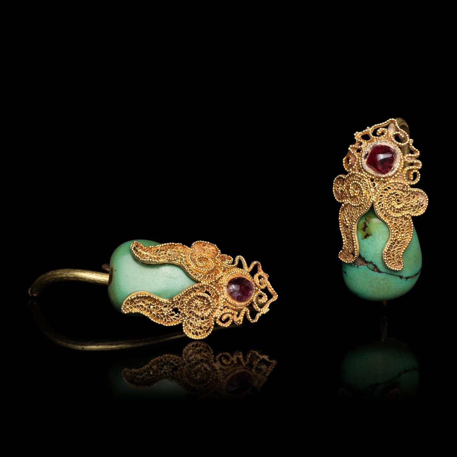 A Pair of Chinese Turquoise and Gold Filigree 'Eggplant' Earrings, Erhuan, Yuan Dynasty 元 金累絲鑲綠松石天茄式耳環一對
