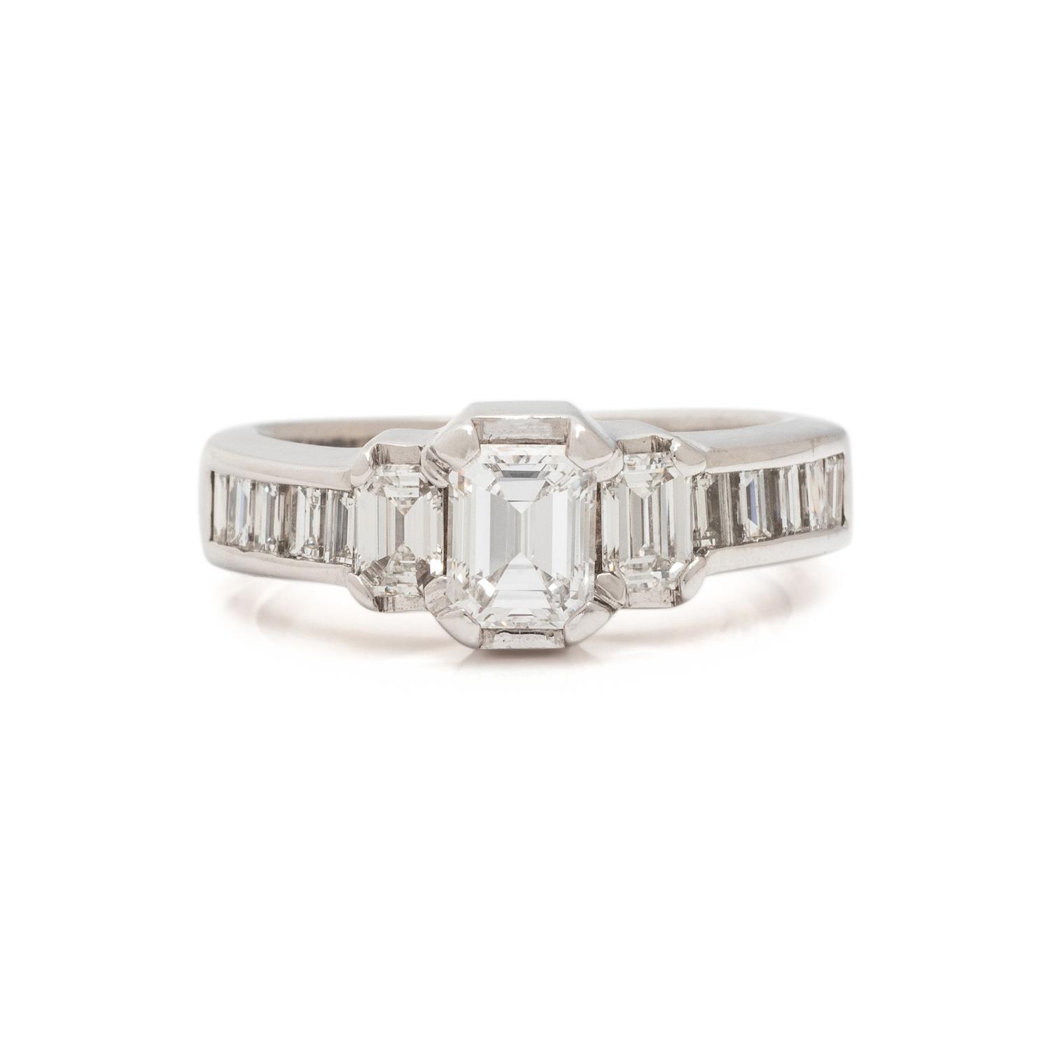 WHITE GOLD AND DIAMOND RING