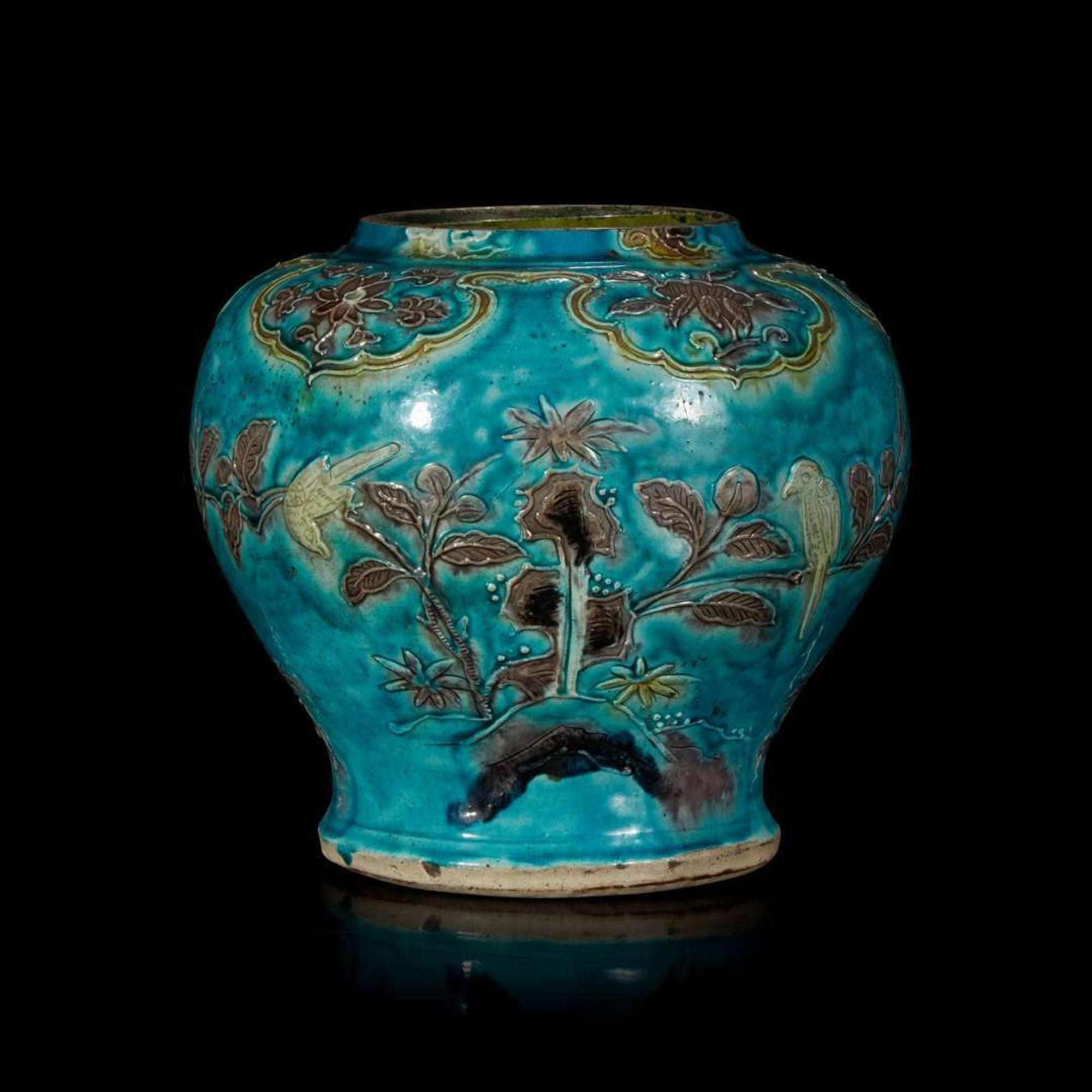 A Chinese modeled and enameled "Fahua"-type turquoise-ground porcelain jar 法华彩盖罐 Ming dynasty ?
