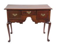 A Queen Anne Style Mahogany Lowboy Height 30 1/4 x width 39 x depth 21 1/4 inches. — 18TH/19TH CENTURY