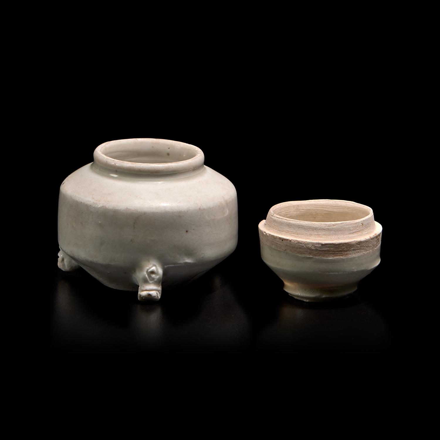 Two Miniature Chinese White Glazed Porcelain Covered Boxes, Song Dynasty 宋 白釉小蓋盒兩件