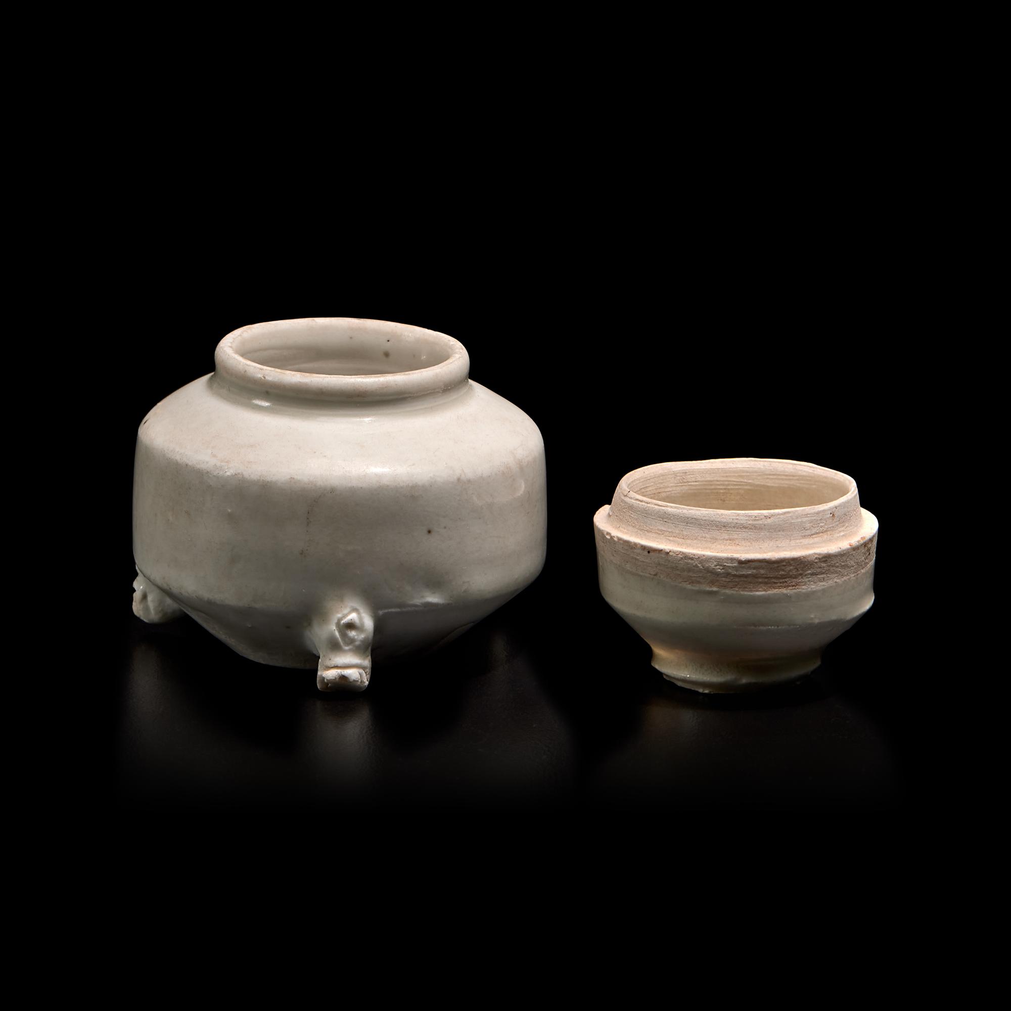 Two Miniature Chinese White Glazed Porcelain Covered Boxes, Song Dynasty 宋 白釉小蓋盒兩件