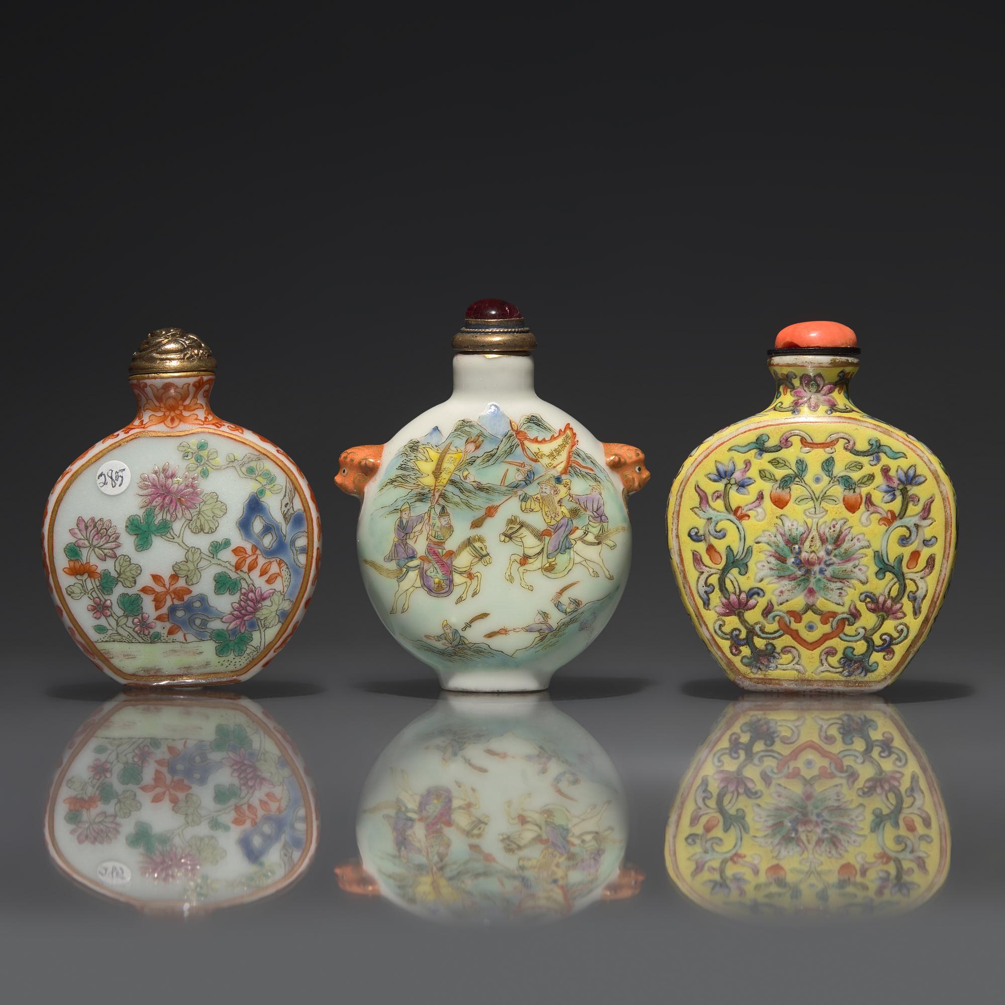 Three Chinese Famille Rose Porcelain Snuff Bottles, 19th to 20th Century — 晚清-民國 粉彩鼻煙壺三支