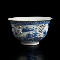 A Chinese Reticulated Blue and White Porcelain Small Bowl, Chongzhen Period 明崇禎 青花山水紋玲瓏盃