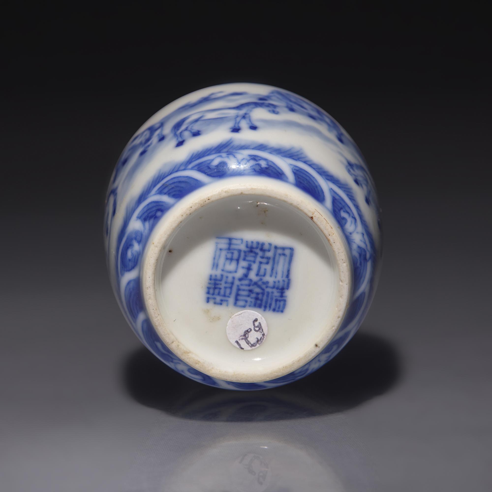 A Chinese Blue and White "Eight Horses of Mu Wang" Snuff Jarlet, Qing Dynasty, 19th/20th Century — 晚清民國 青花穆王八駿圖鼻煙罐