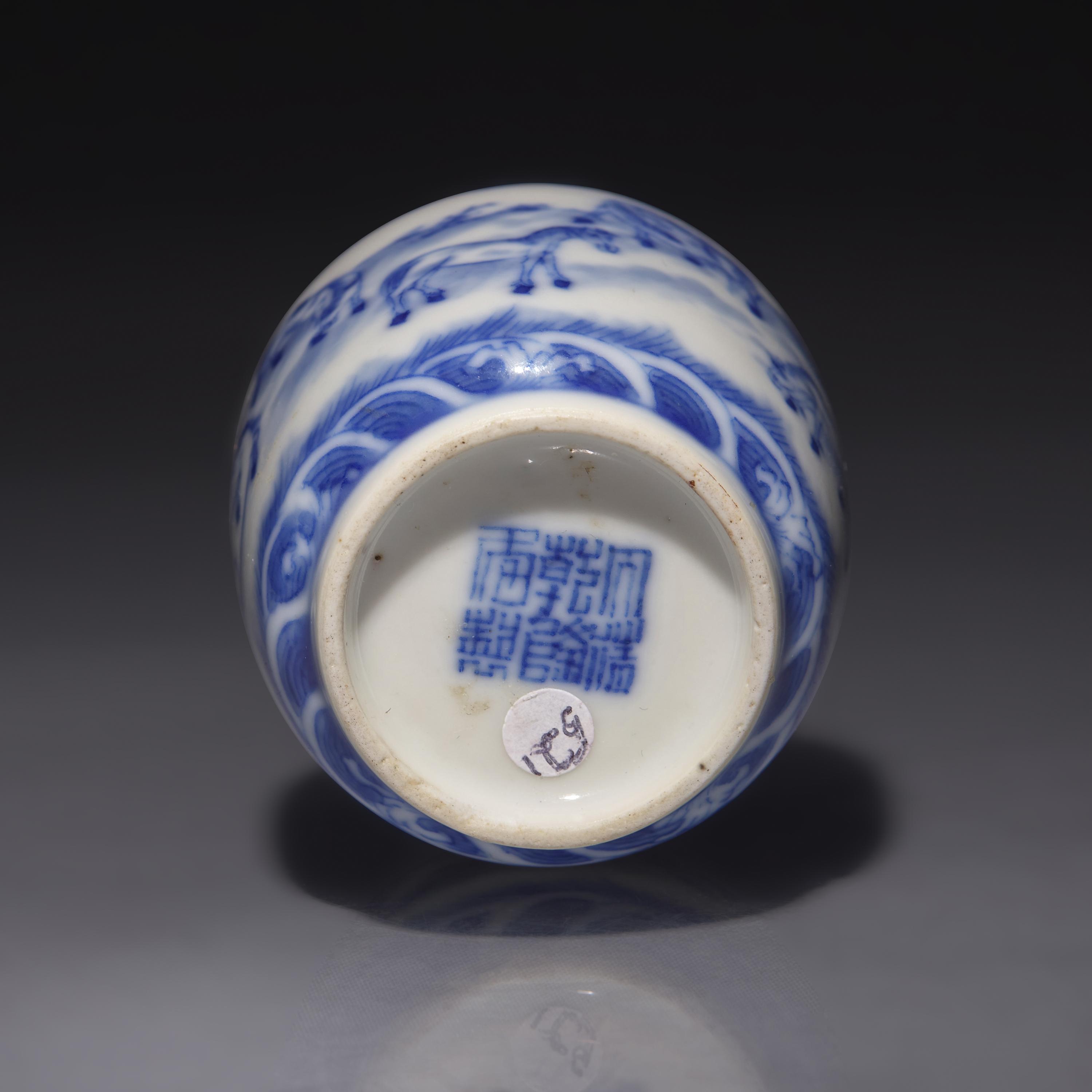 A Chinese Blue and White "Eight Horses of Mu Wang" Snuff Jarlet, Qing Dynasty, 19th/20th Century — 晚清民國 青花穆王八駿圖鼻煙罐
