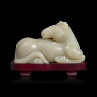 A Chinese Carved Pale Celadon Jade Horse, 20th Century 近代 青白玉臥馬