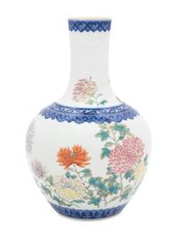 An Underglaze Blue and Famille Rose Porcelain 'Chrysanthemums' Globular Vase, Shangping