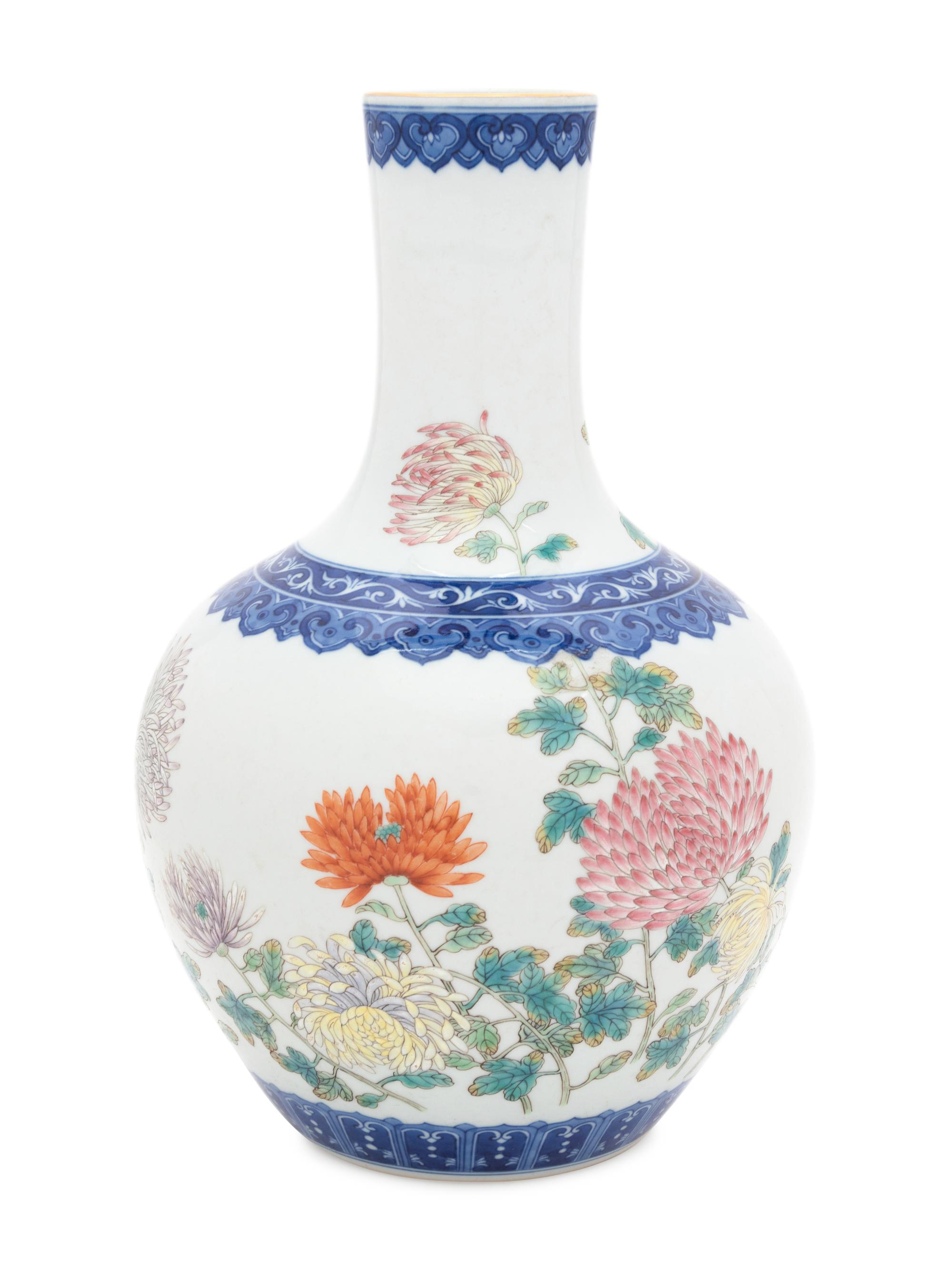 An Underglaze Blue and Famille Rose Porcelain 'Chrysanthemums' Globular Vase, Shangping