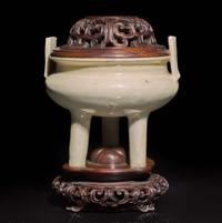 A Chinese creamy-white gazed tripod censer with finely carved wood cover and matching stand 白瓷香爐配木座 The tripod 17th/18th century ??????????