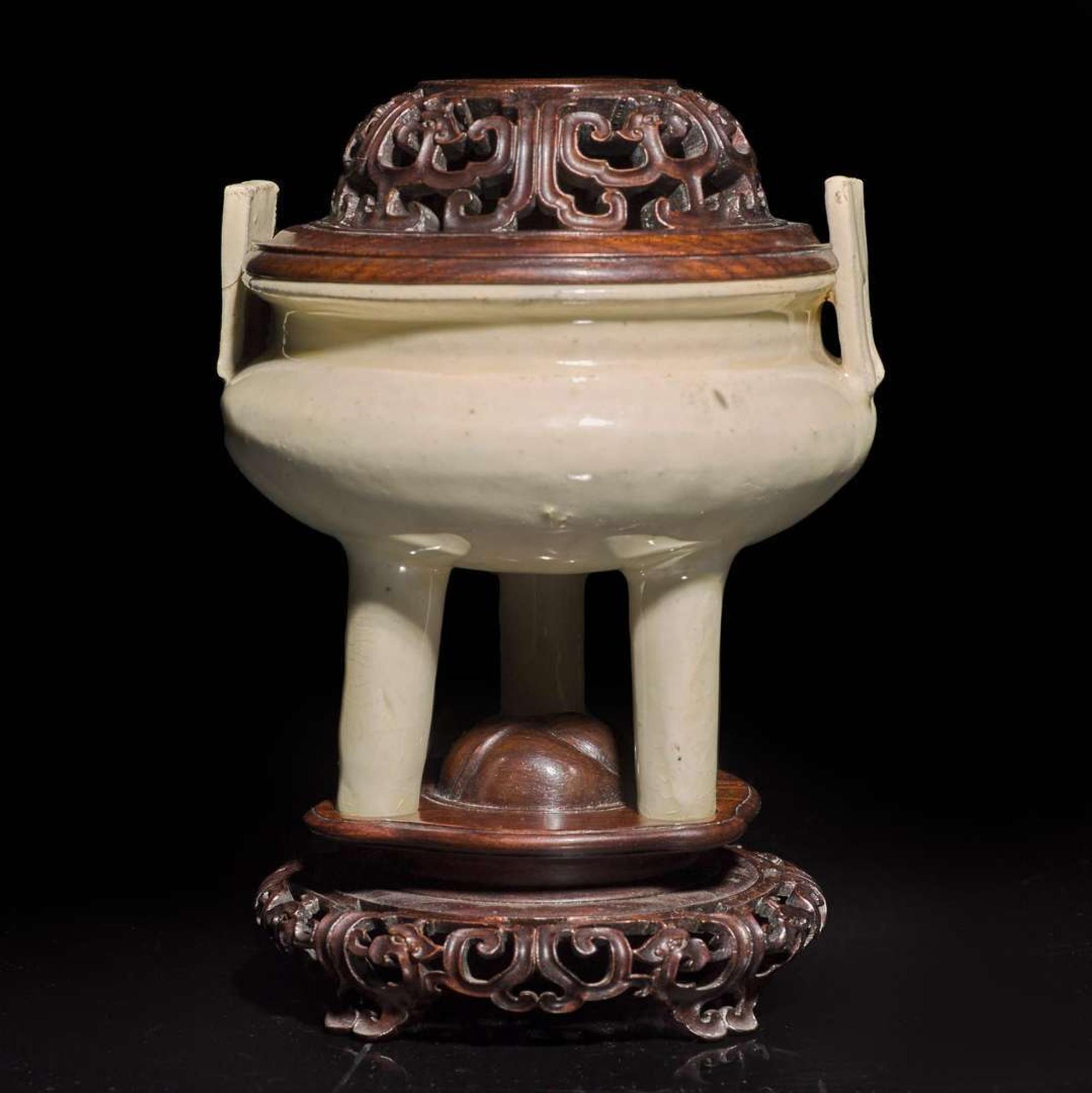 A Chinese creamy-white gazed tripod censer with finely carved wood cover and matching stand 白瓷香爐配木座 The tripod 17th/18th century ??????????
