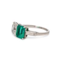 ANTIQUE, DIAMOND AND EMERALD 'TOI ET MOI' RING