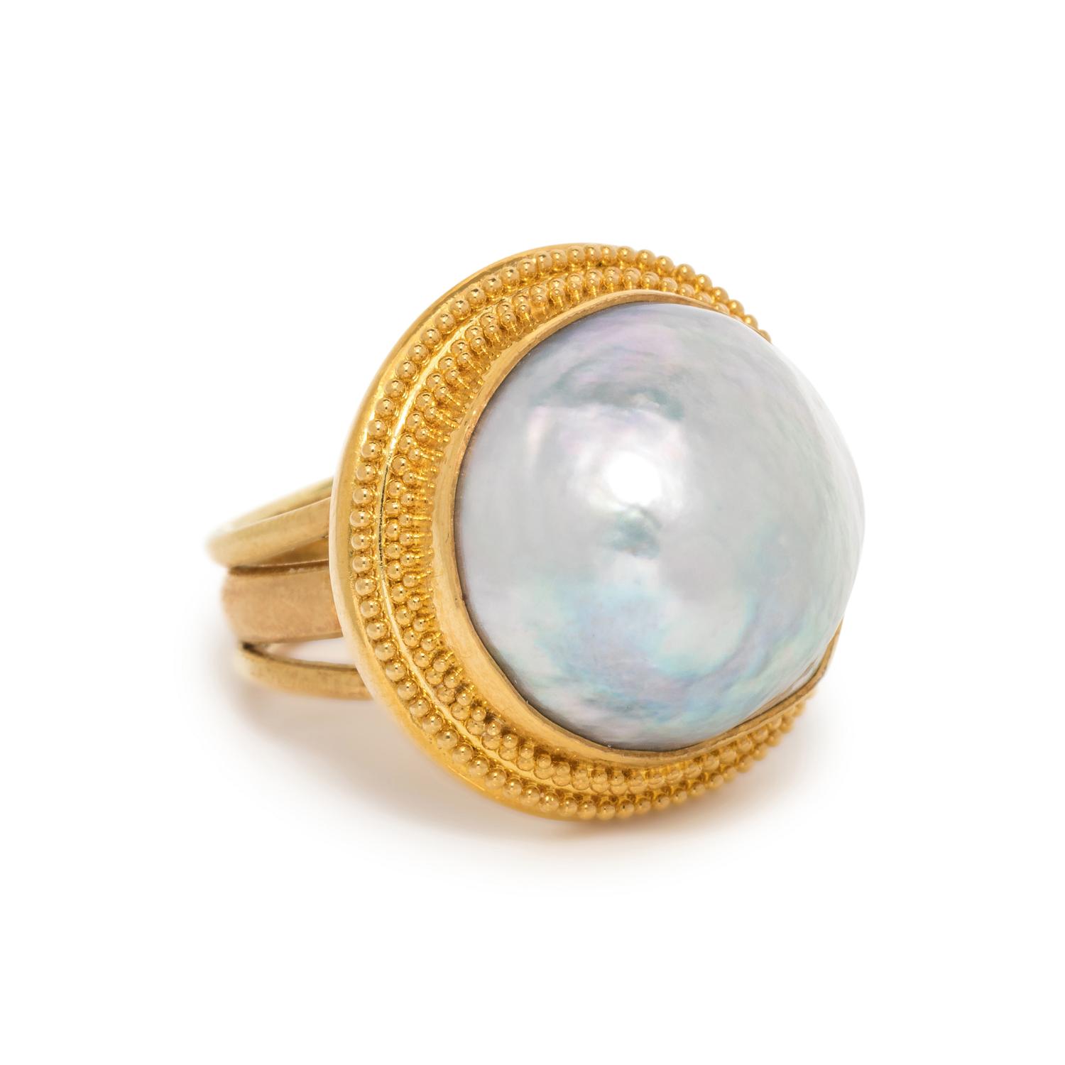 LUNA FELIX GOLDSMITH, YELLOW GOLD AND CULTURED BAROQUE MABE PEARL RING
