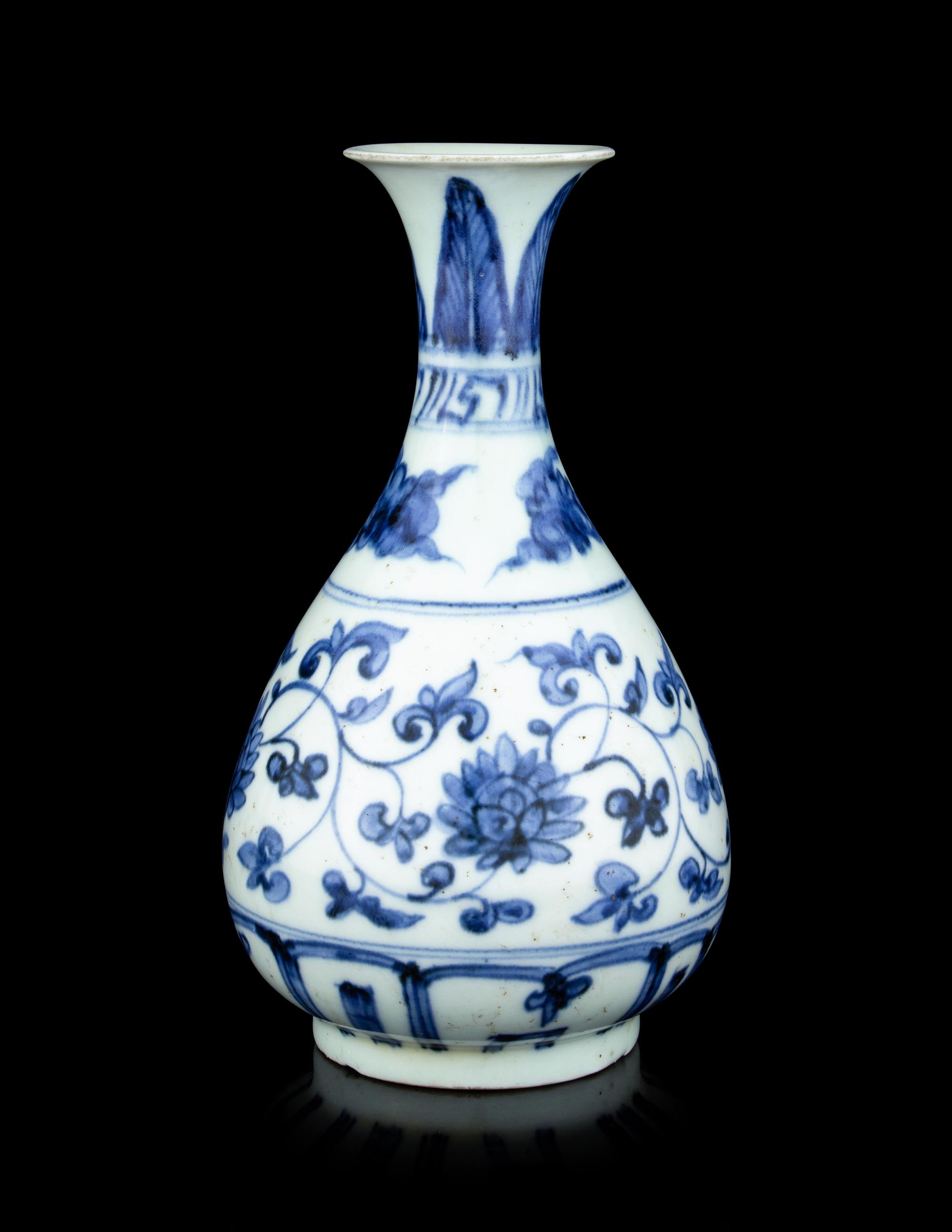 A Chinese Blue and White Porcelain Vase, Yuhuchunping