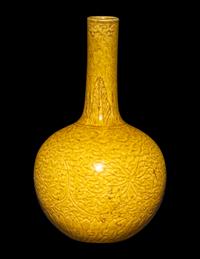 Two Chinese Monochrome Glazed Porcelain Wares, 19th-20th Century 晚清/民國 豇豆紅水呈及黃釉暗刻卷草紋賞瓶