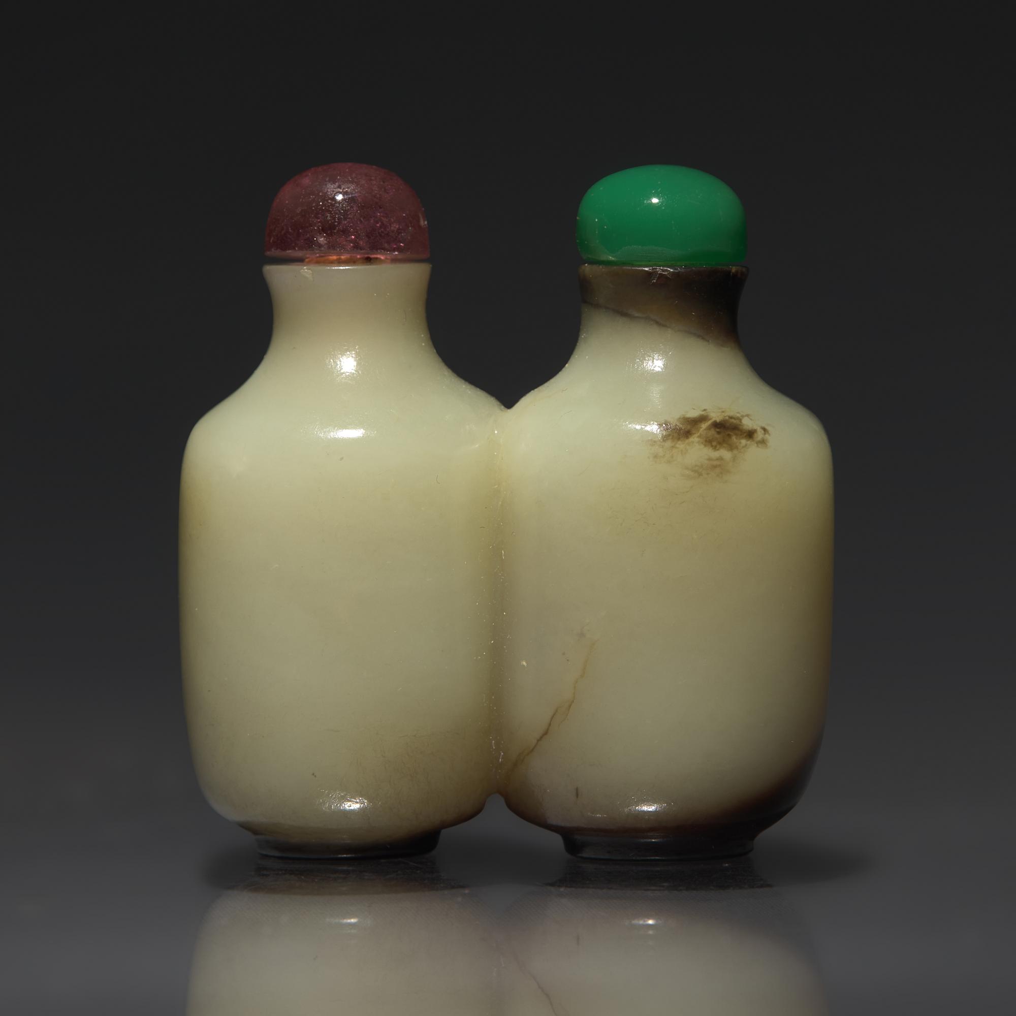 A Chinese Jade Double Snuff Bottle, Qing Dynasty, 18th/19th Century — 清中晚期 玉雙聯鼻煙壺