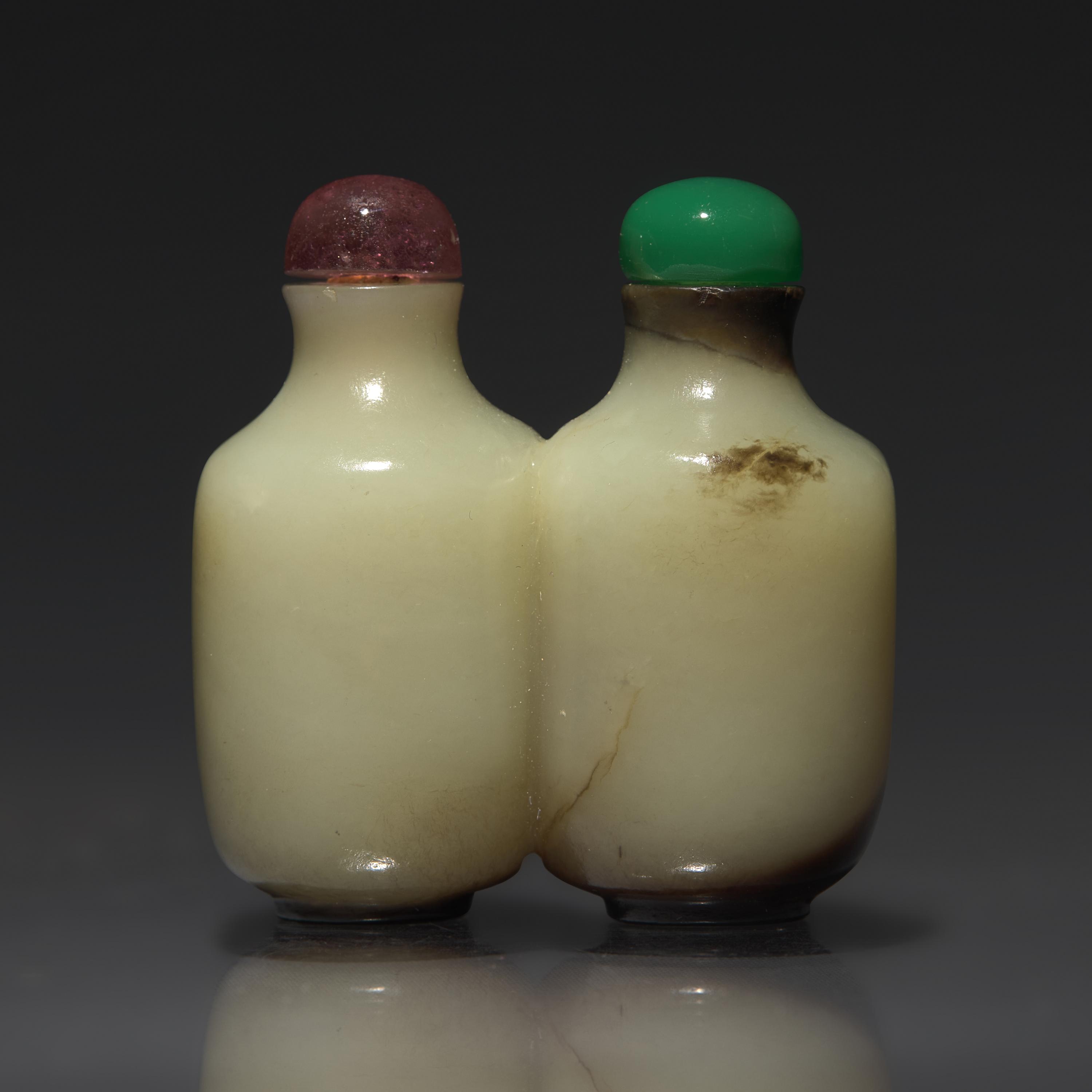 A Chinese Jade Double Snuff Bottle, Qing Dynasty, 18th/19th Century — 清中晚期 玉雙聯鼻煙壺