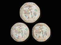 Three Chinese export porcelain “Acrobats” dishes, Qianlong period 葵口粉彩盤三件 清乾隆