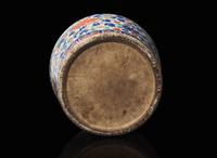 A large Chinese wucai-decorated porcelain jar and cover,18th century 五彩大蓋罐 十八世紀