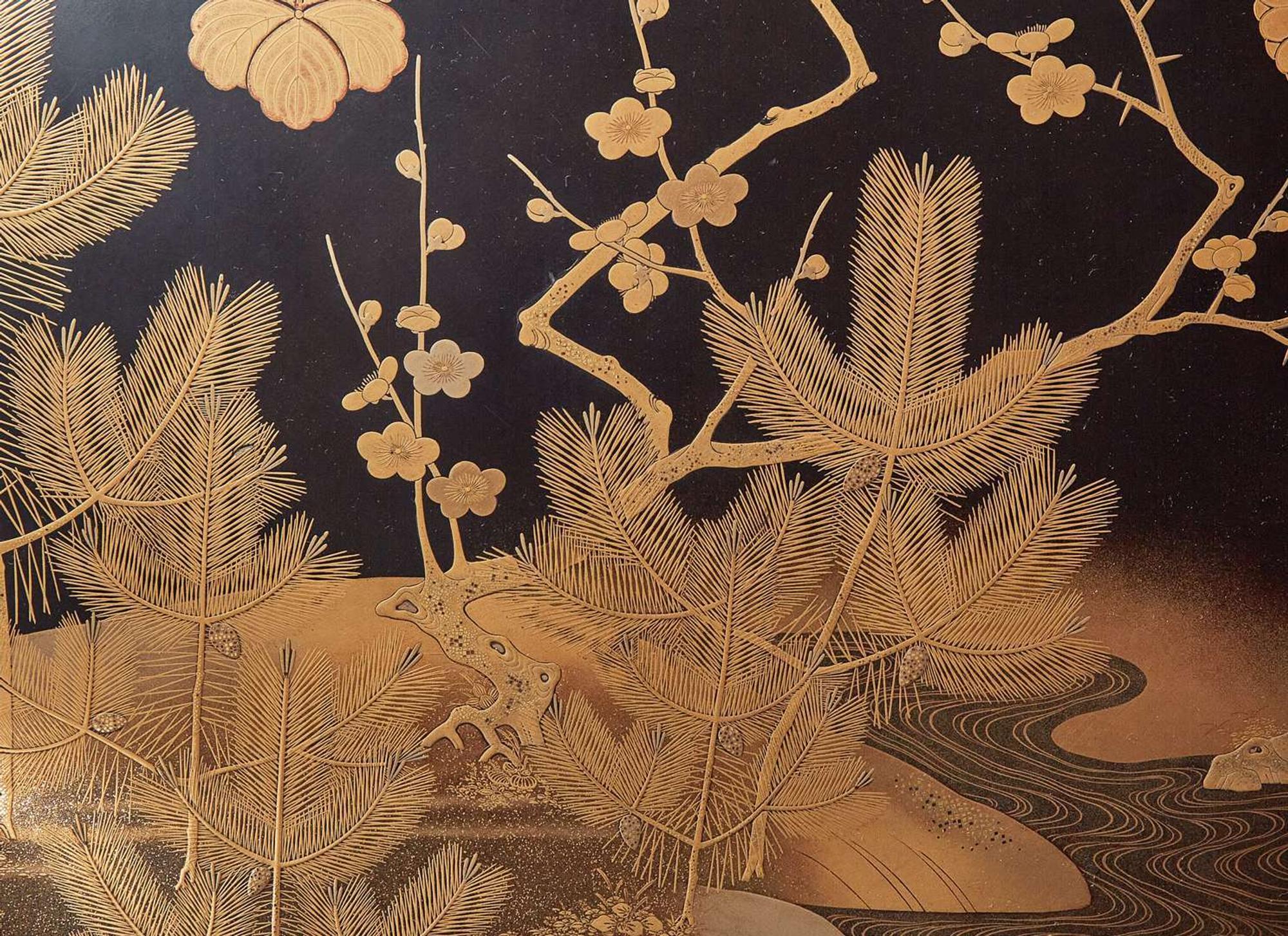 A finely-decorated Japanese lacquer shell game box and stand, Kaioke, Edo period, 18th/19th century 日本漆器盒子及架子 江戶 十八或十九世紀